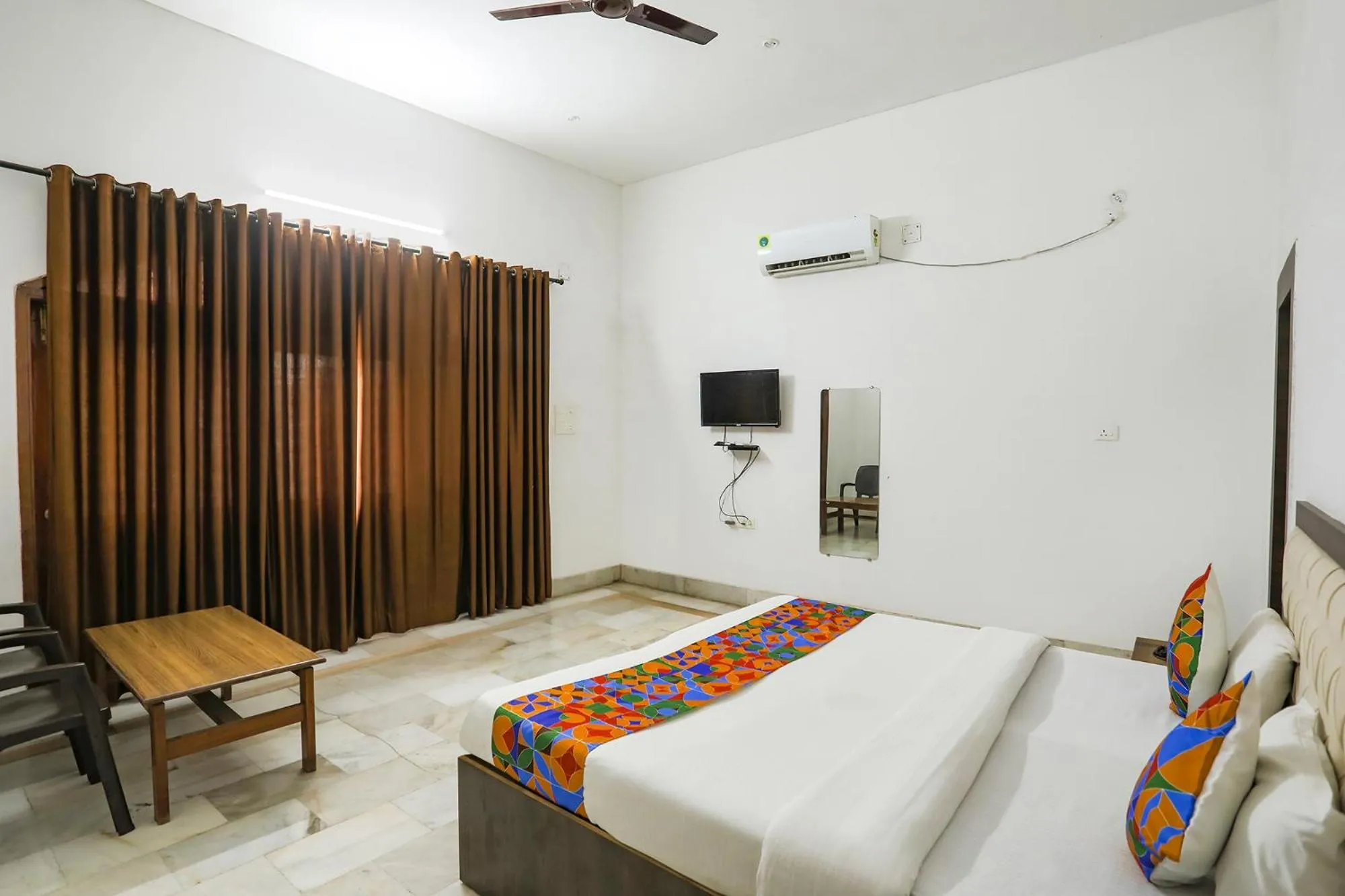 TV and multimedia, Bed in Via Prashansa Palace - Banaras Railway Station