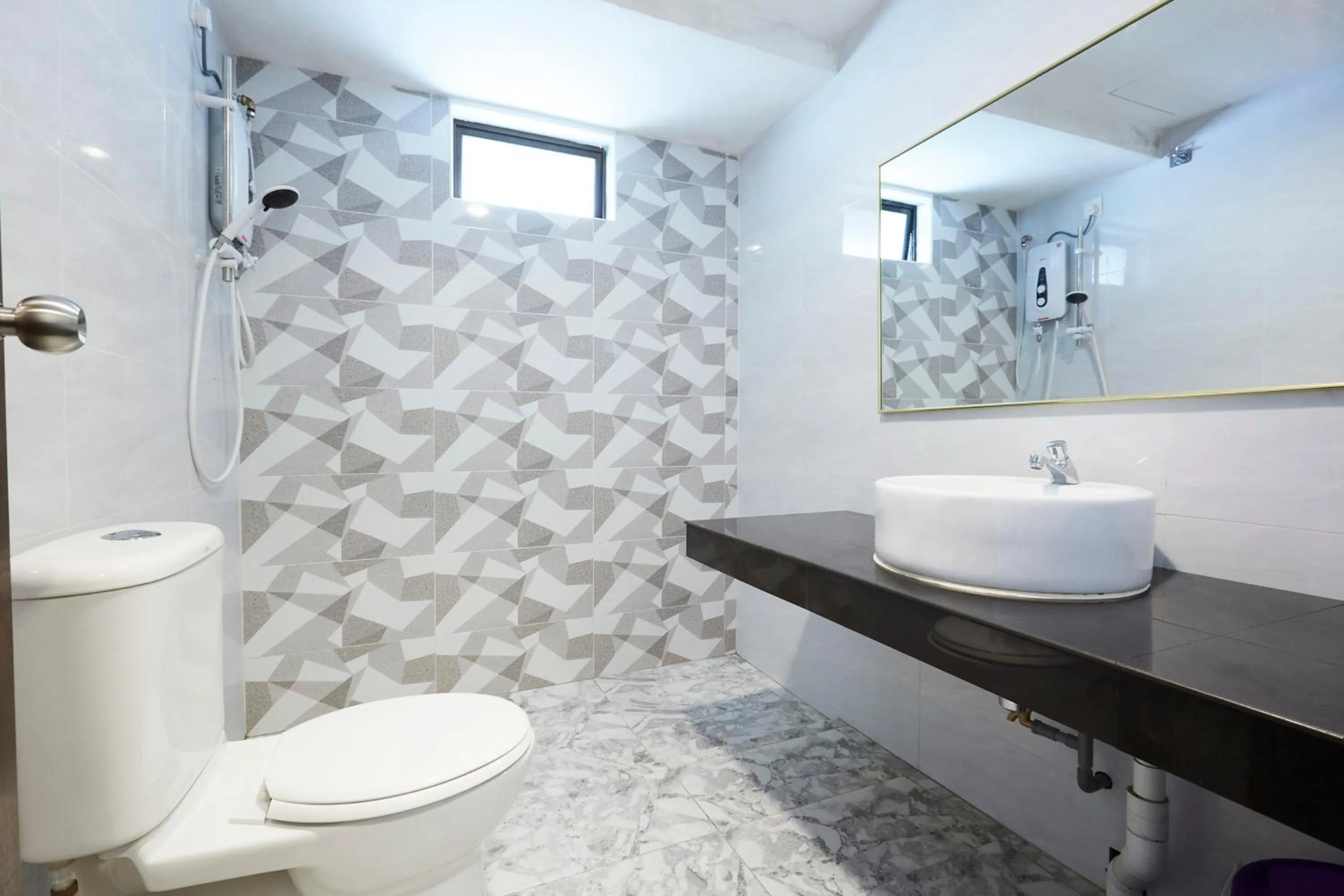 Shower in D' Qamar Guesthouse