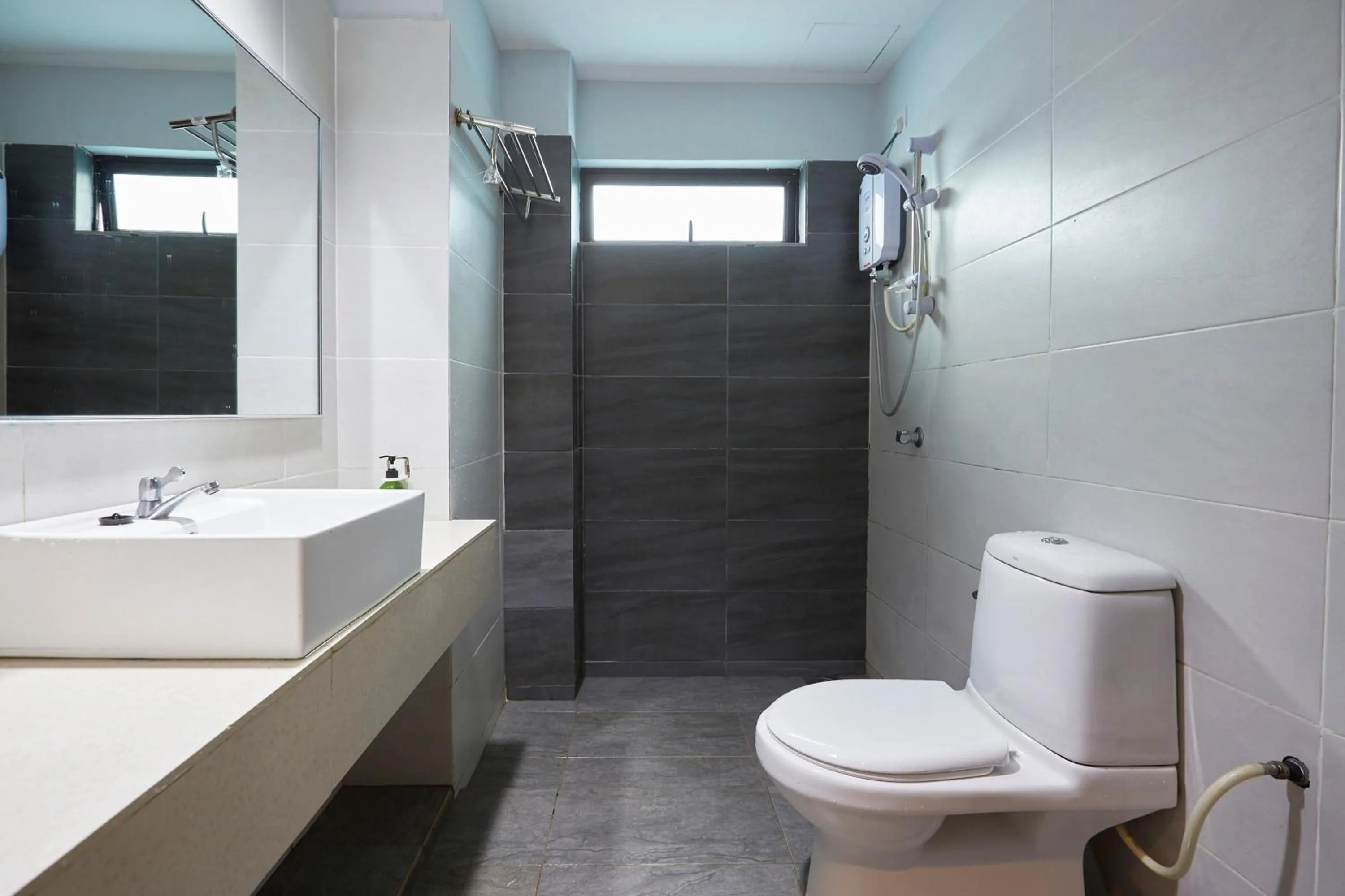 Shower in D' Qamar Guesthouse