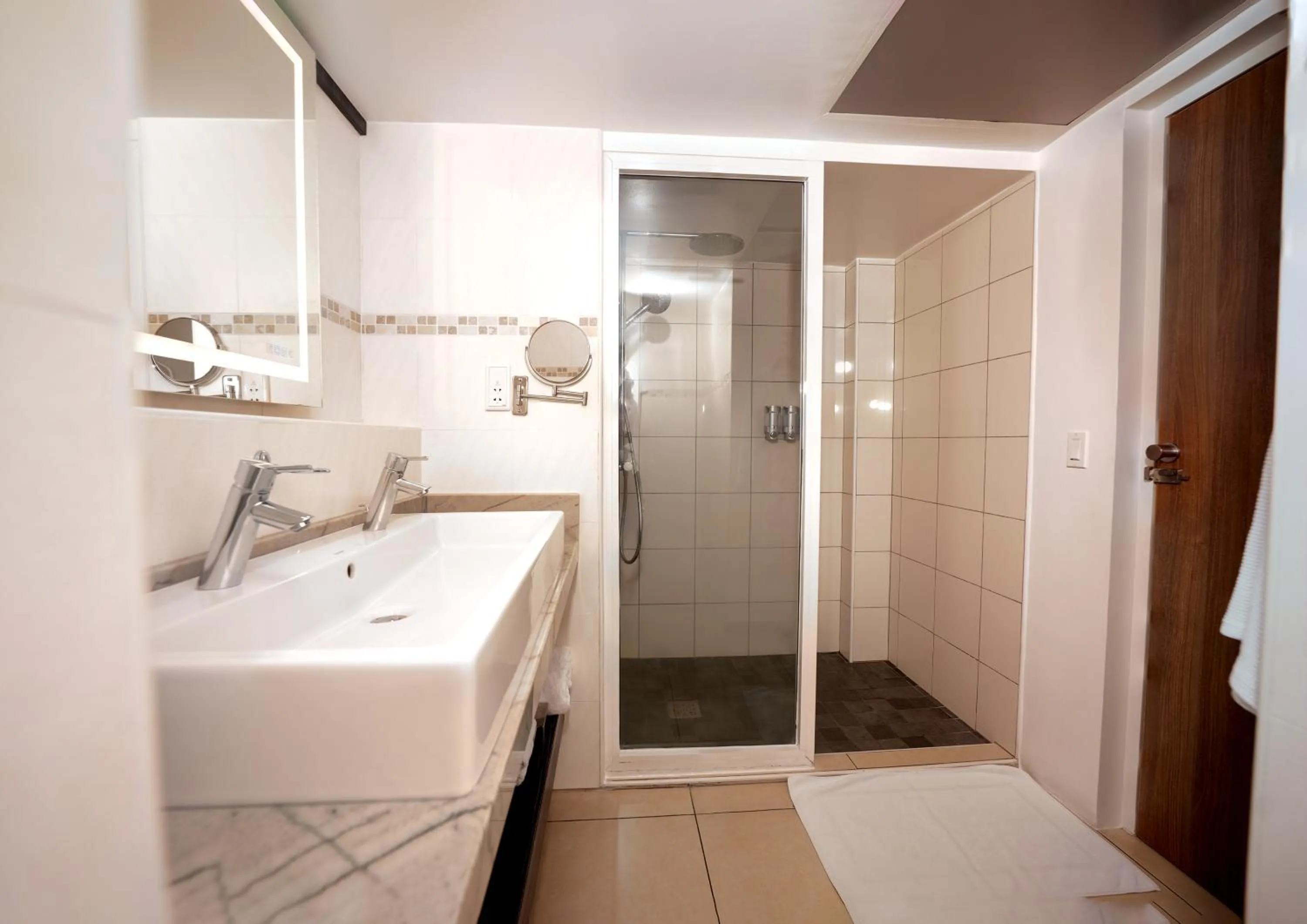 Shower in Royal Torarica