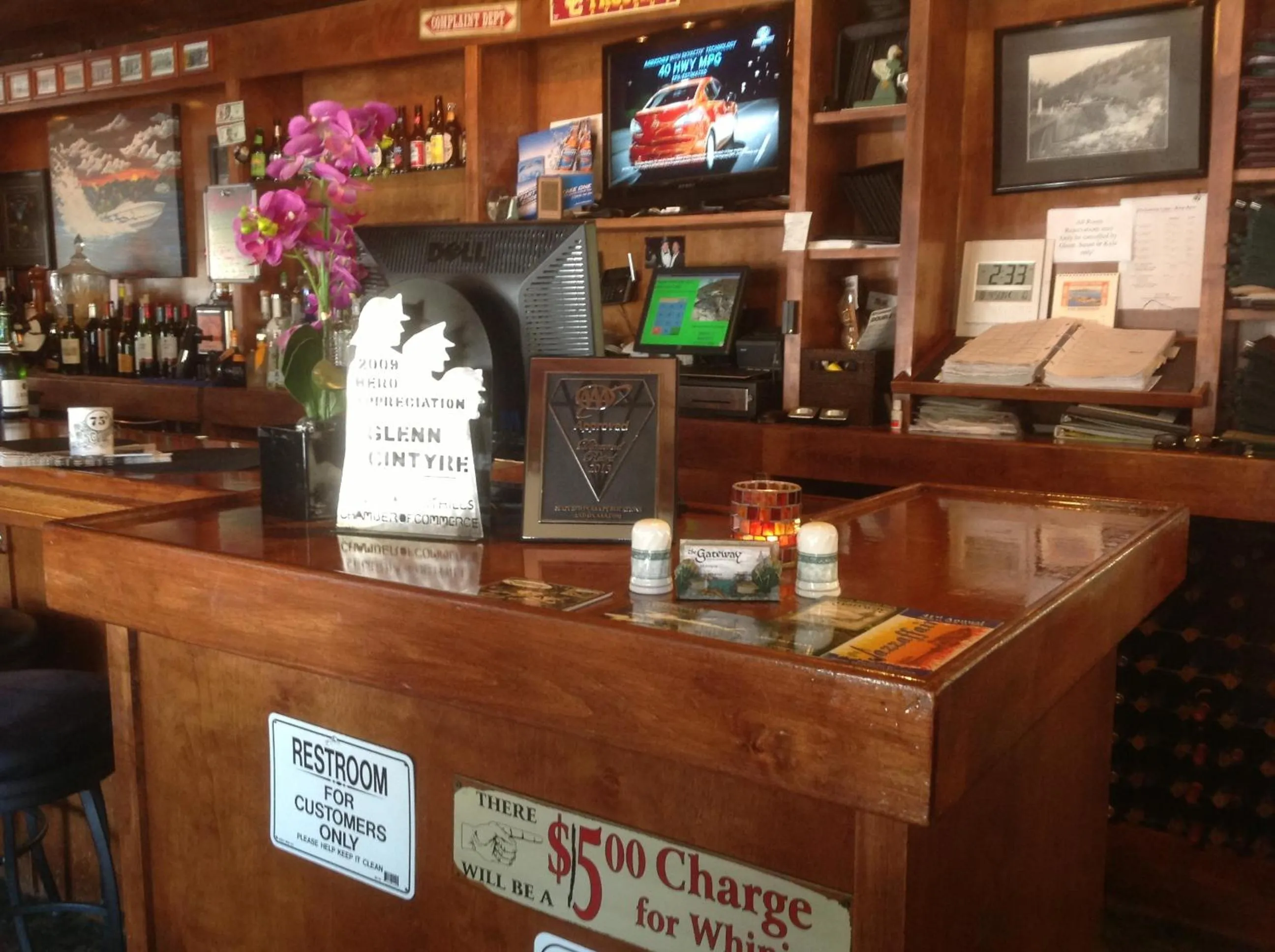 Lounge or bar in The Gateway Restaurant & Lodge