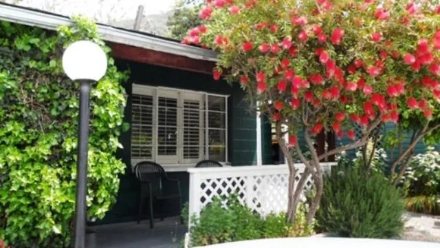 Facade/entrance in The Gateway Restaurant & Lodge