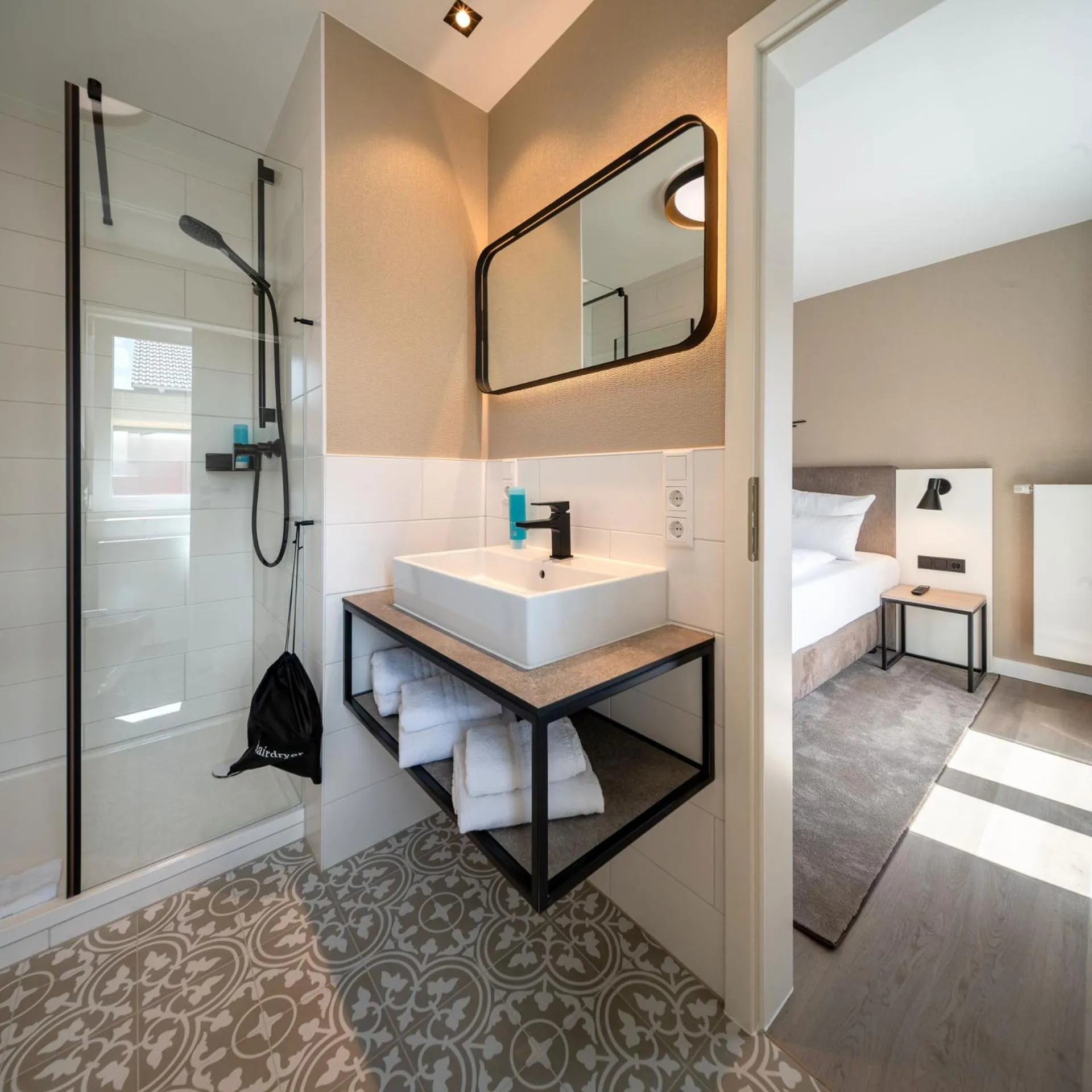 Bathroom, Bed in Hotel am Schlosspark garni