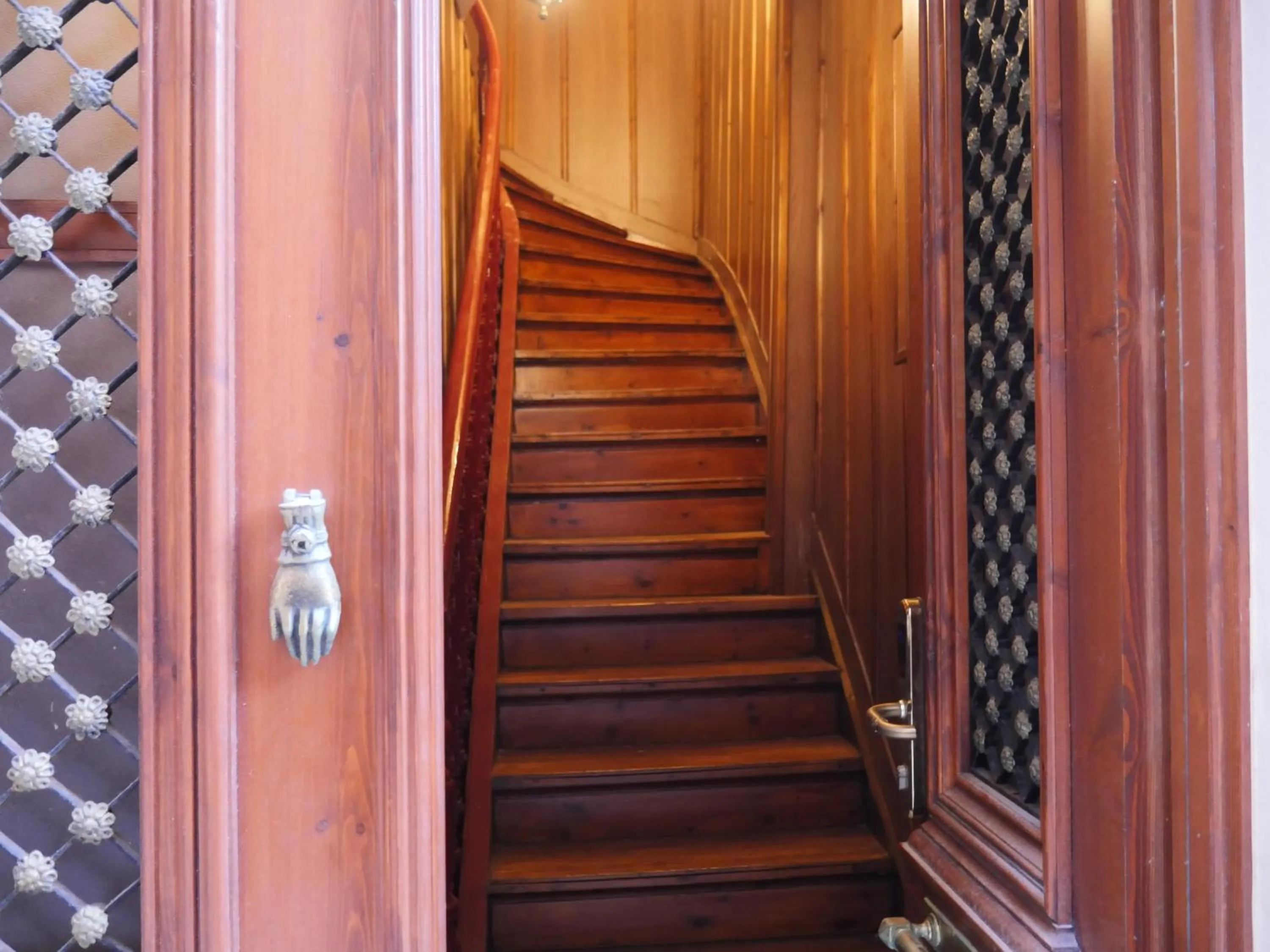 Facade/entrance in Old Town Suites