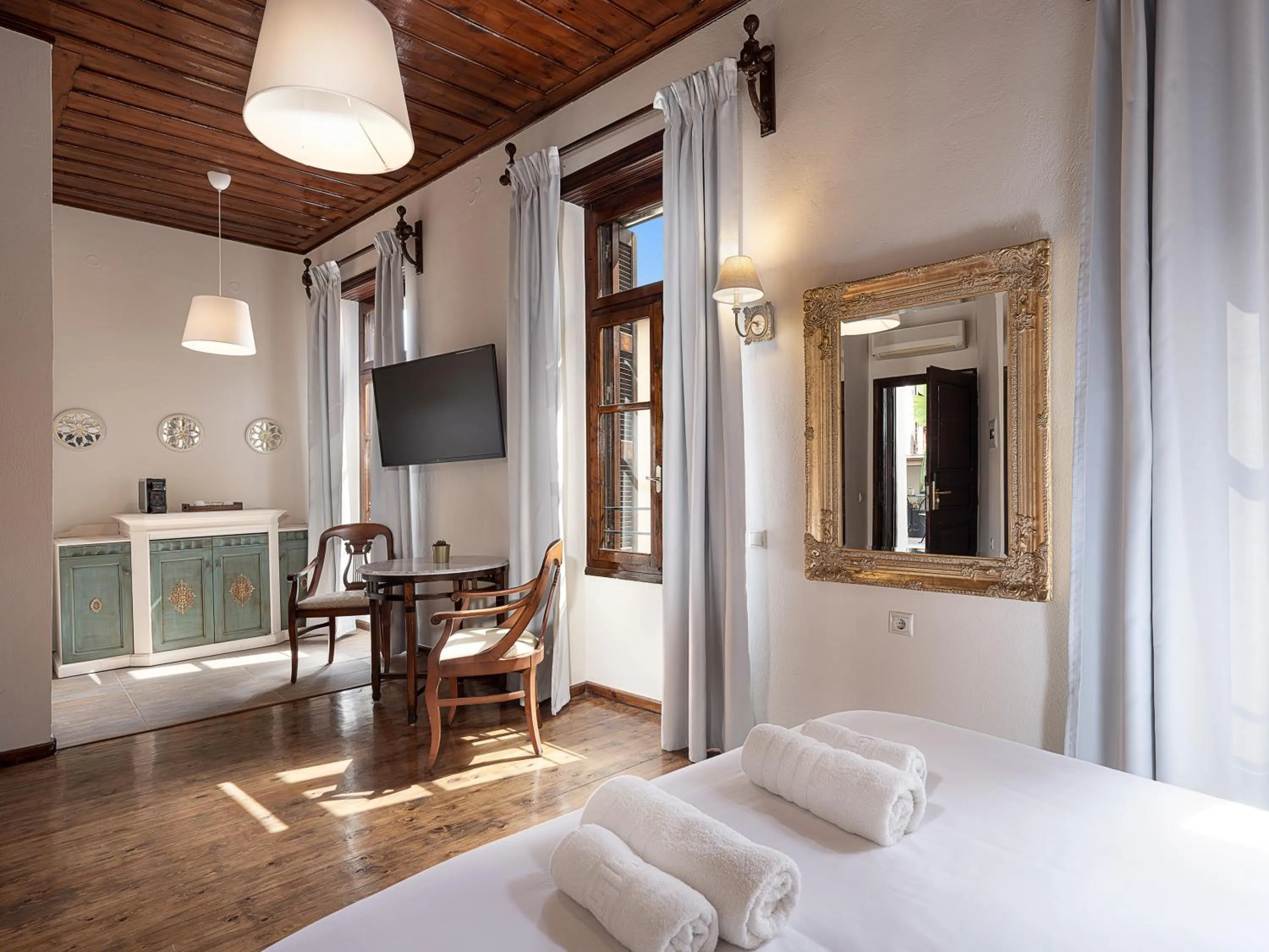 TV and multimedia, Bed in Old Town Suites