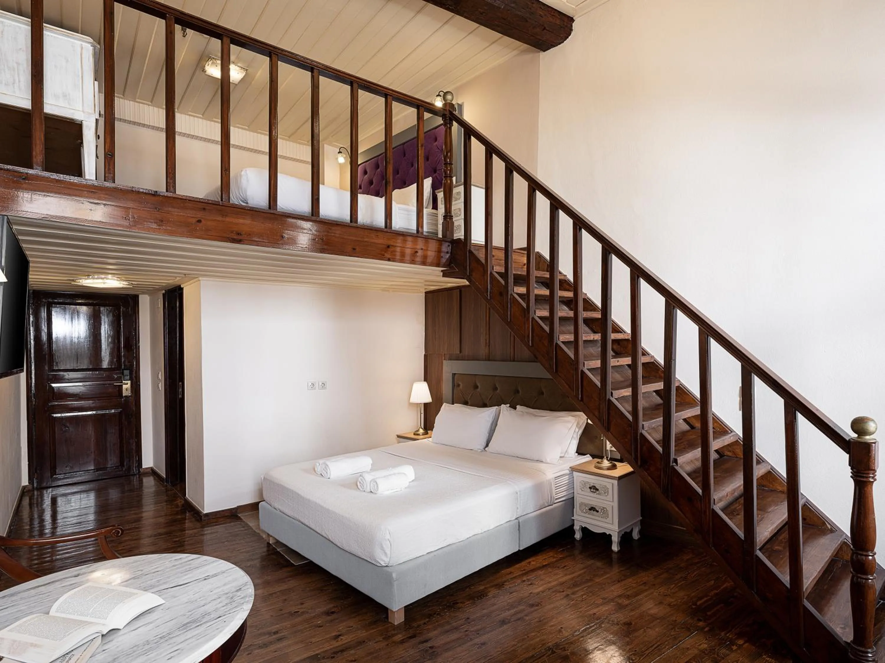 Photo of the whole room, Bed in Old Town Suites