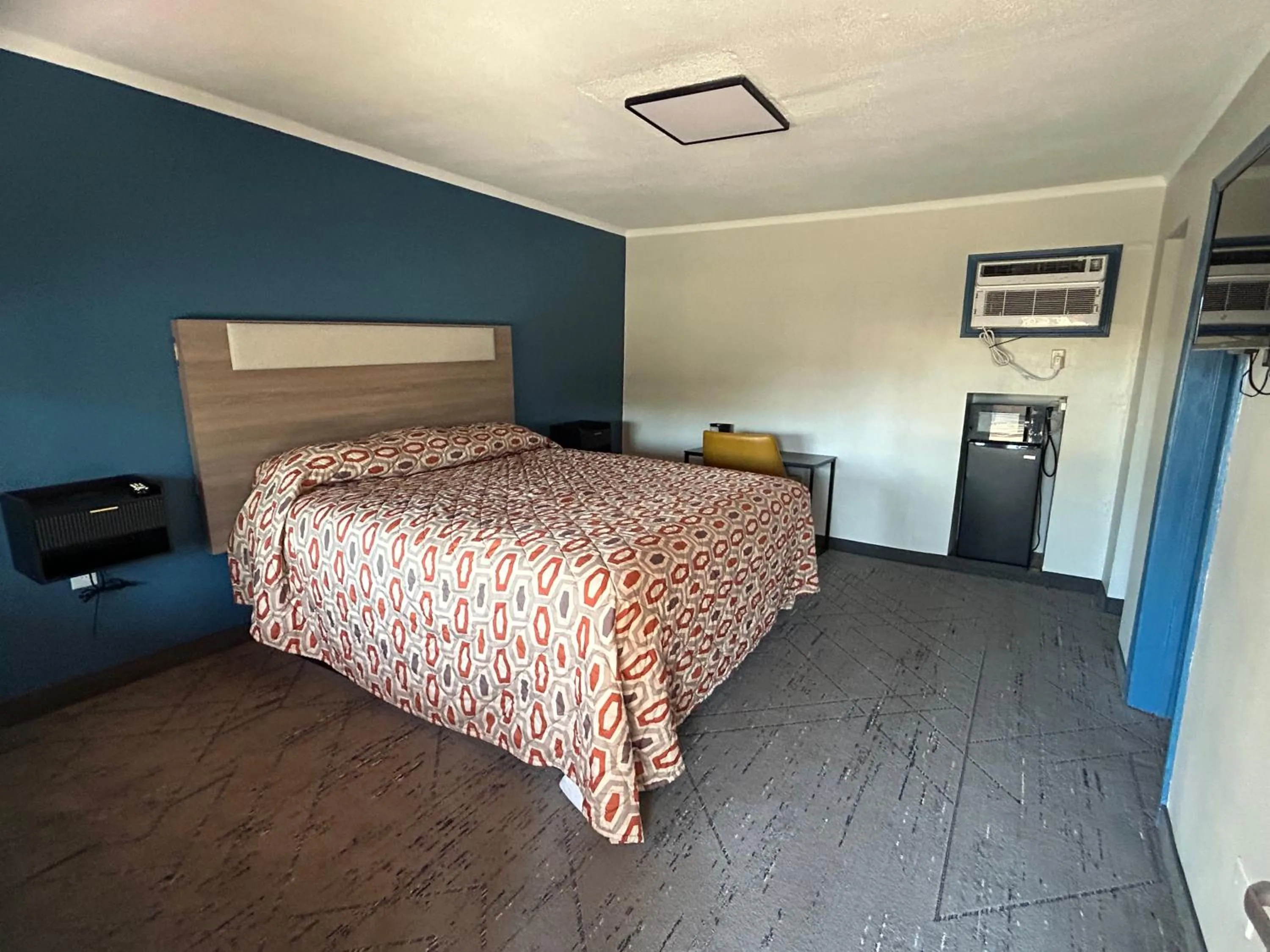 Bed in Woodlawn Hills Motel