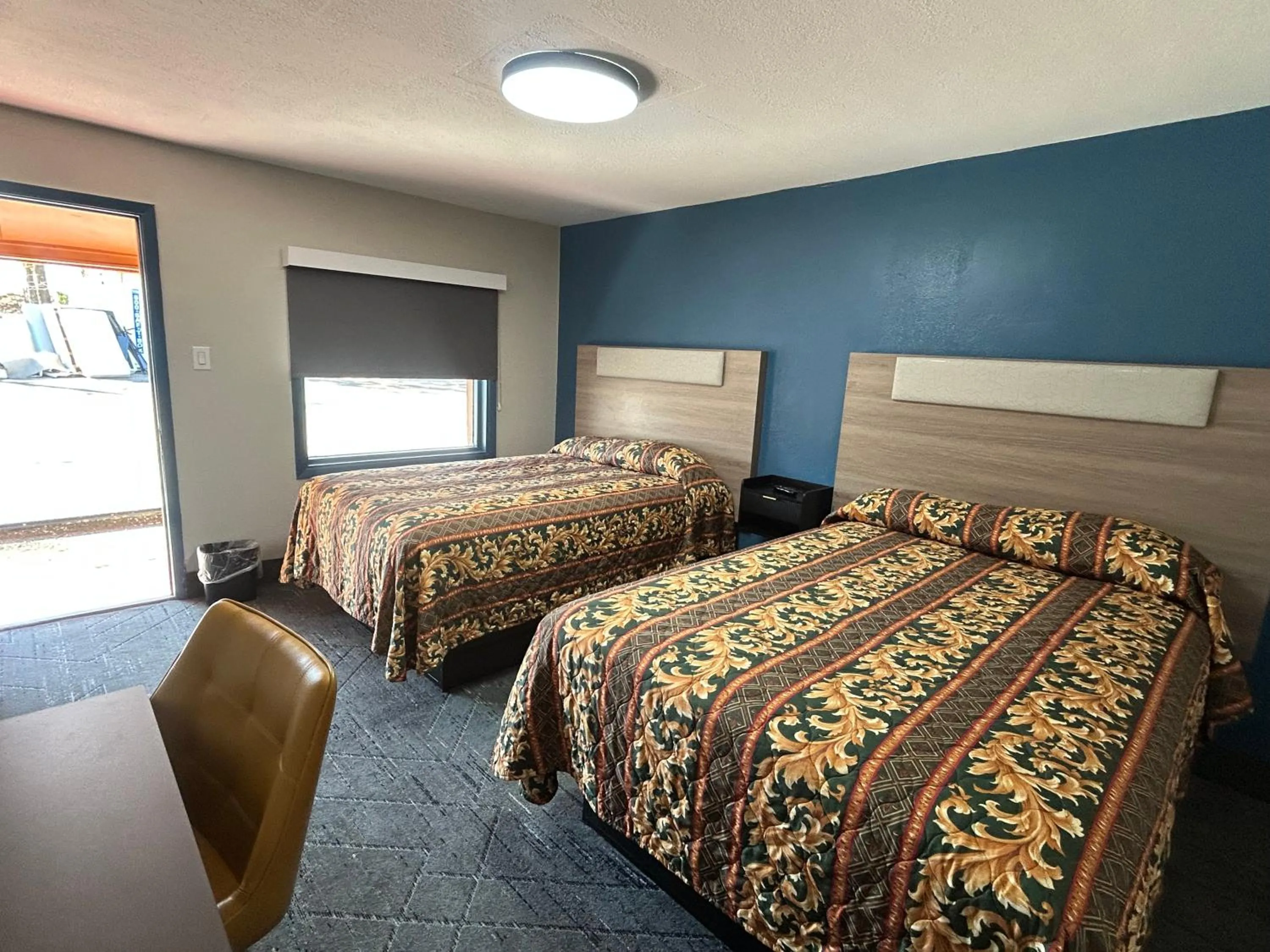 Photo of the whole room, Bed in Woodlawn Hills Motel