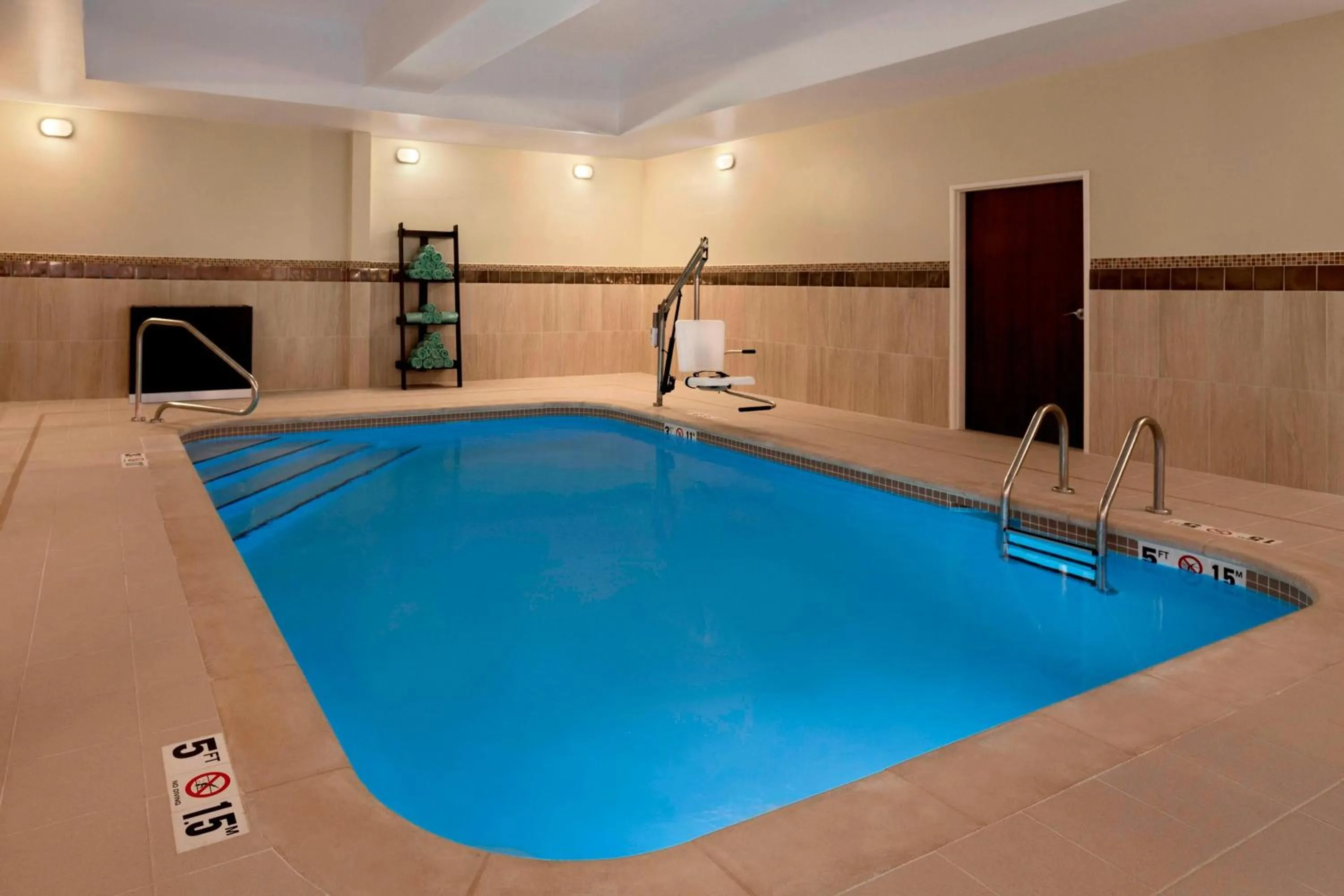 Swimming pool in Courtyard By Marriott Little Rock North