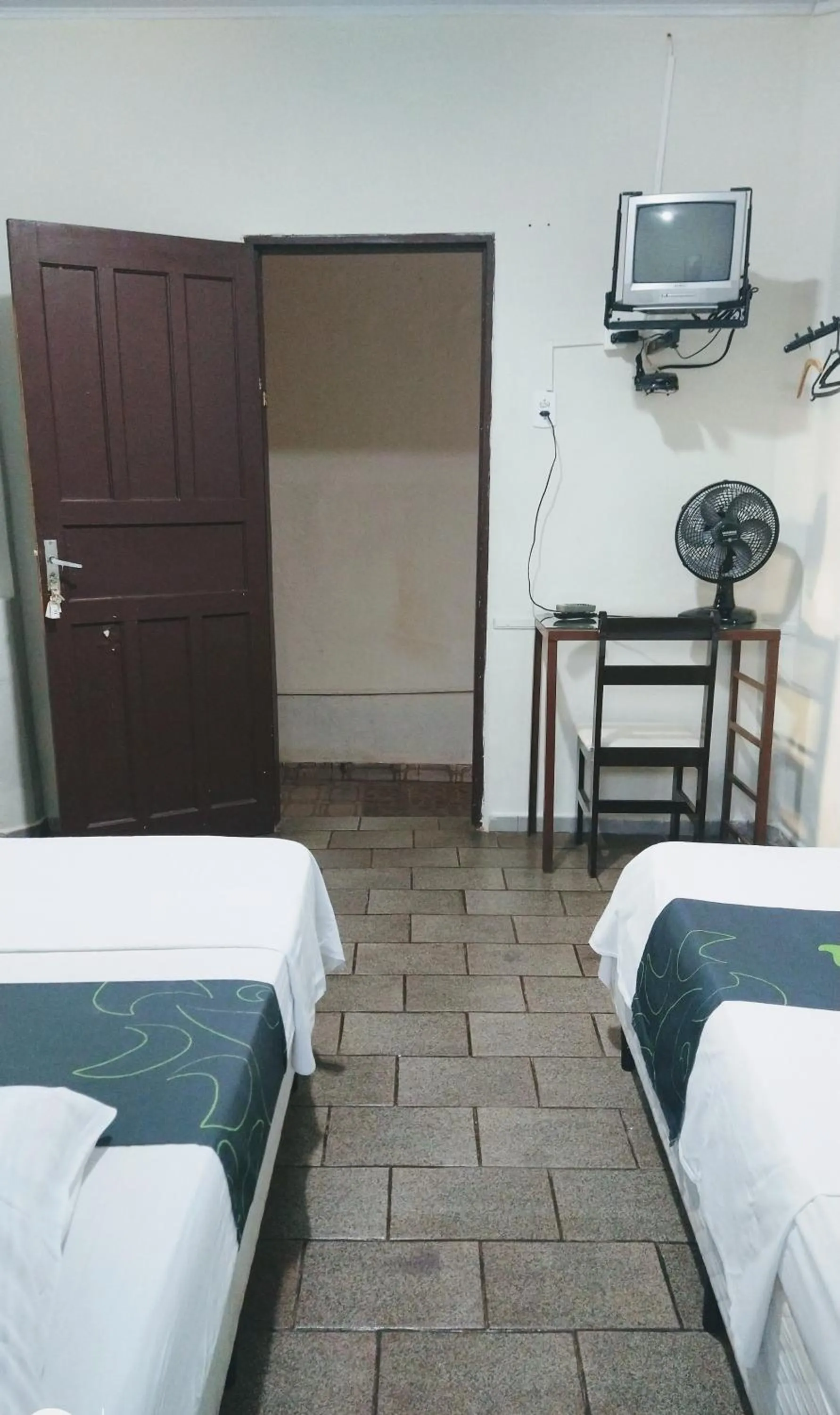 TV/Entertainment Center in Hotel Columbia Botucatu Ltda