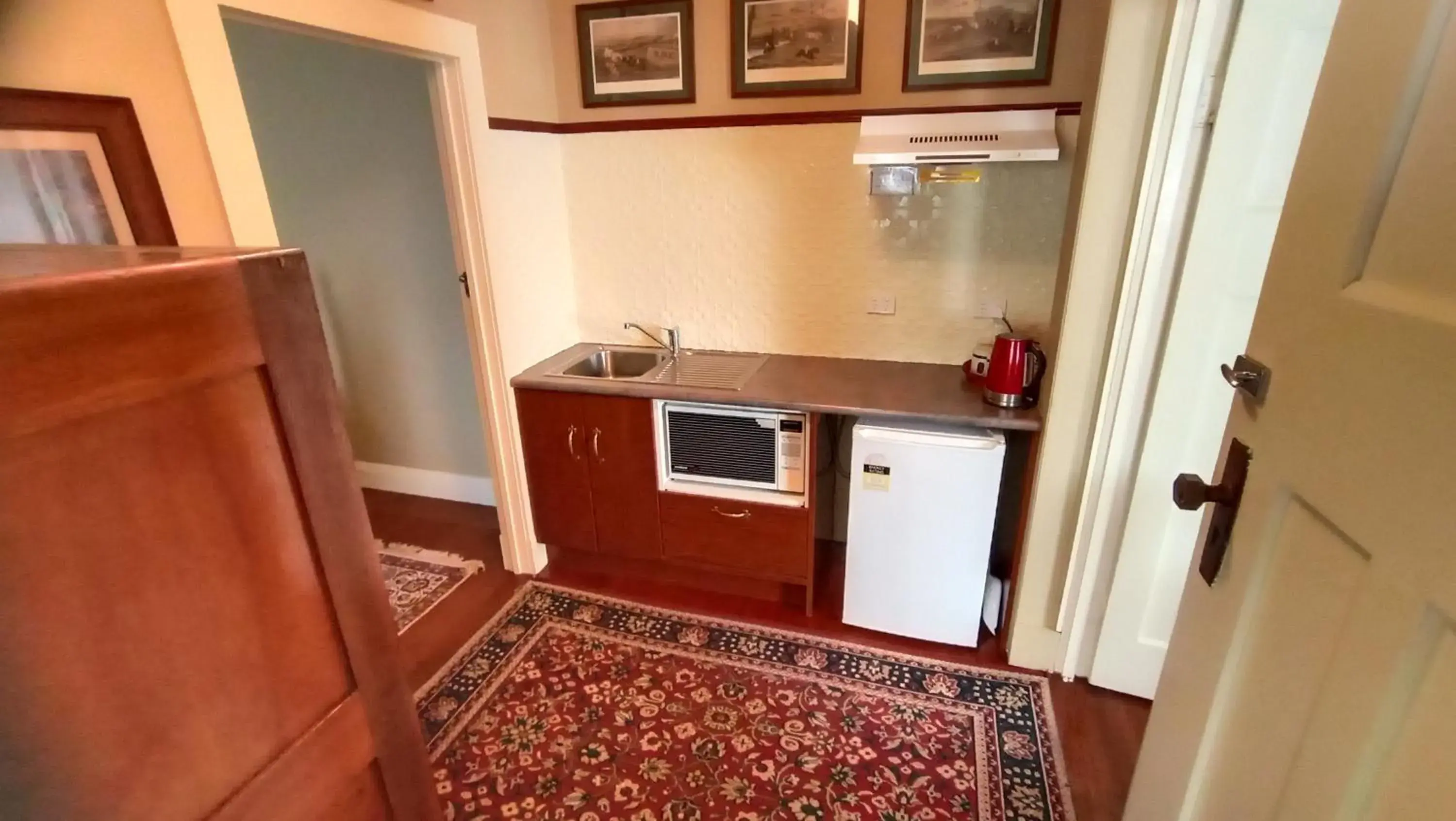 Two-Bedroom Executive Suite in Blakes Manor Self Contained Heritage Accommodation Two-Bedroom Executive Suite in Blakes Manor Self Contained Heritage Accommodation