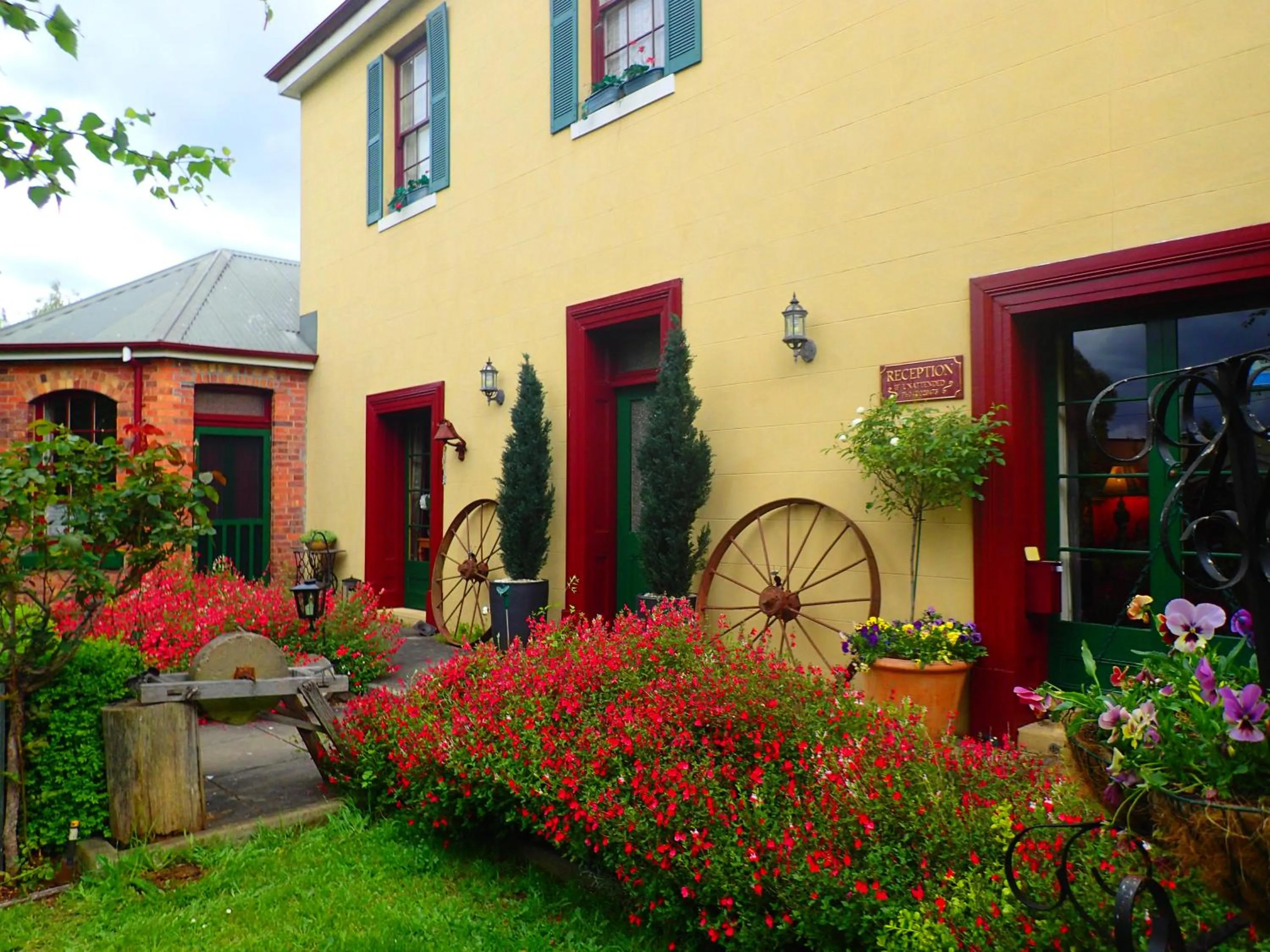 Property building in Blakes Manor Self Contained Heritage Accommodation