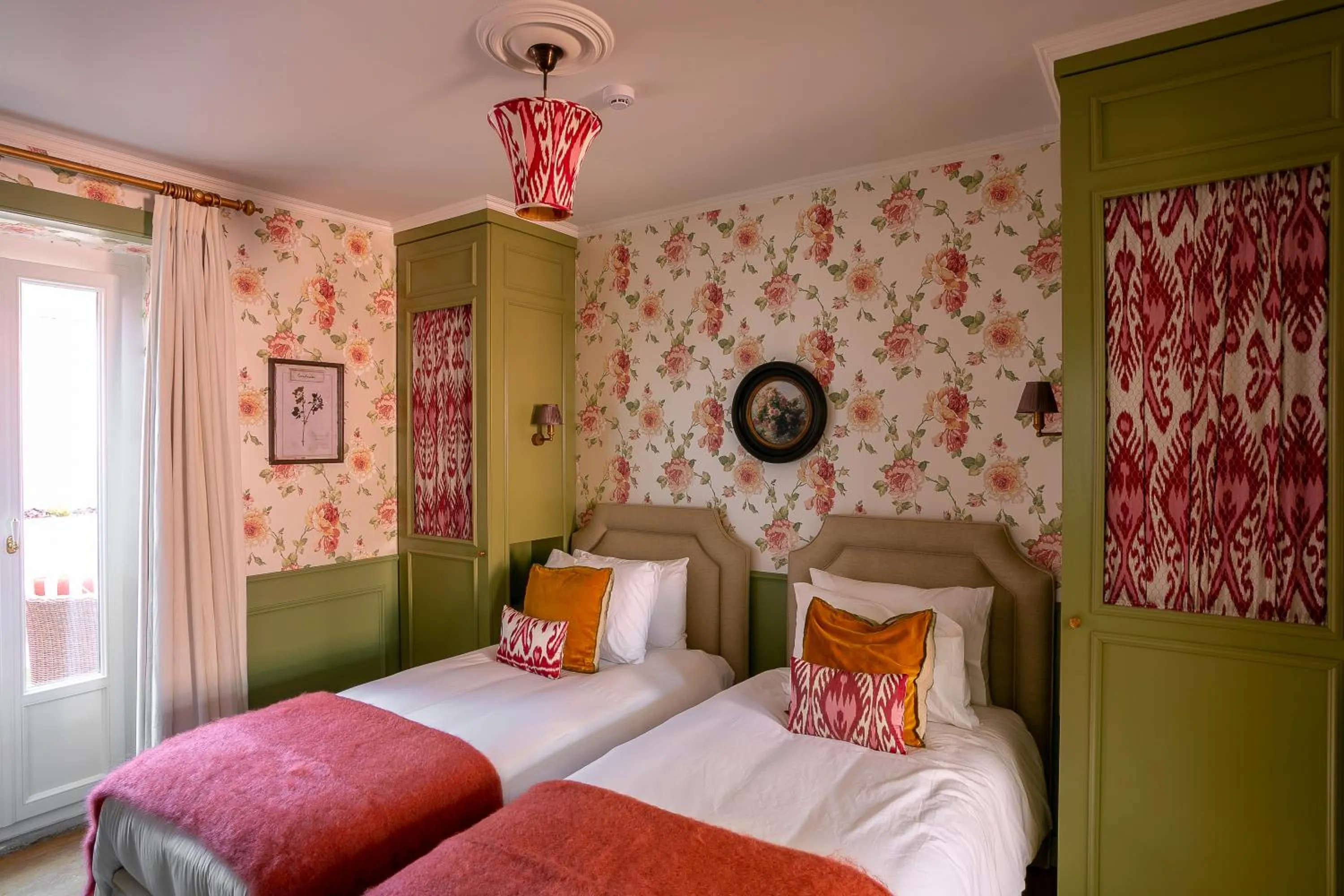 Photo of the whole room, Bed in Rosegarden Essence Sintra - by Unlock Hotels