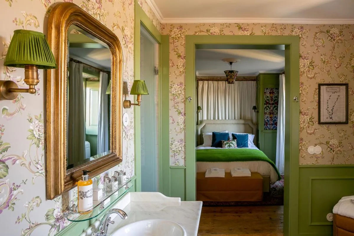 Photo of the whole room, Bed in Rosegarden Essence Sintra - by Unlock Hotels
