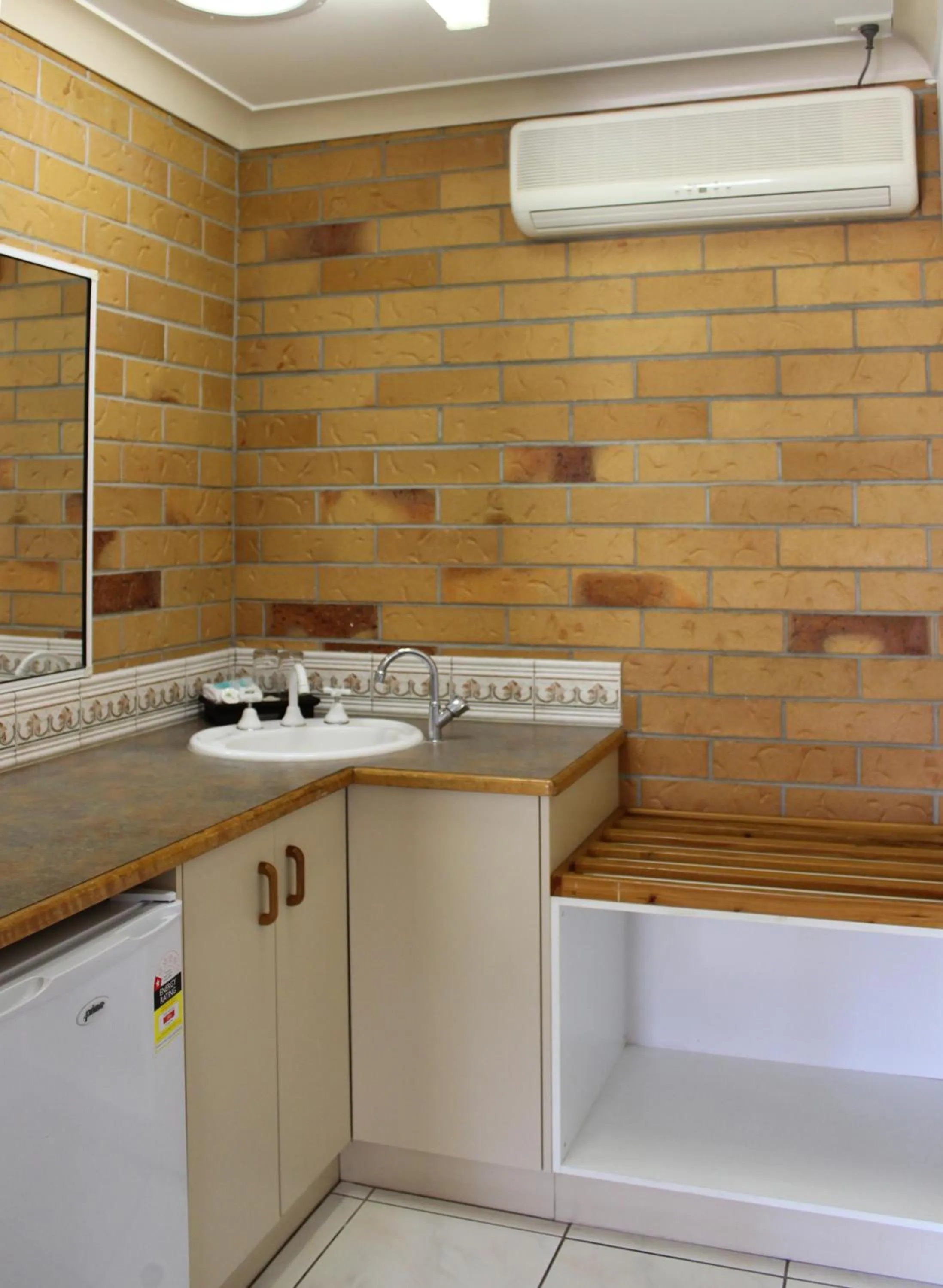 Kitchen or kitchenette in Copper Country Motor Inn