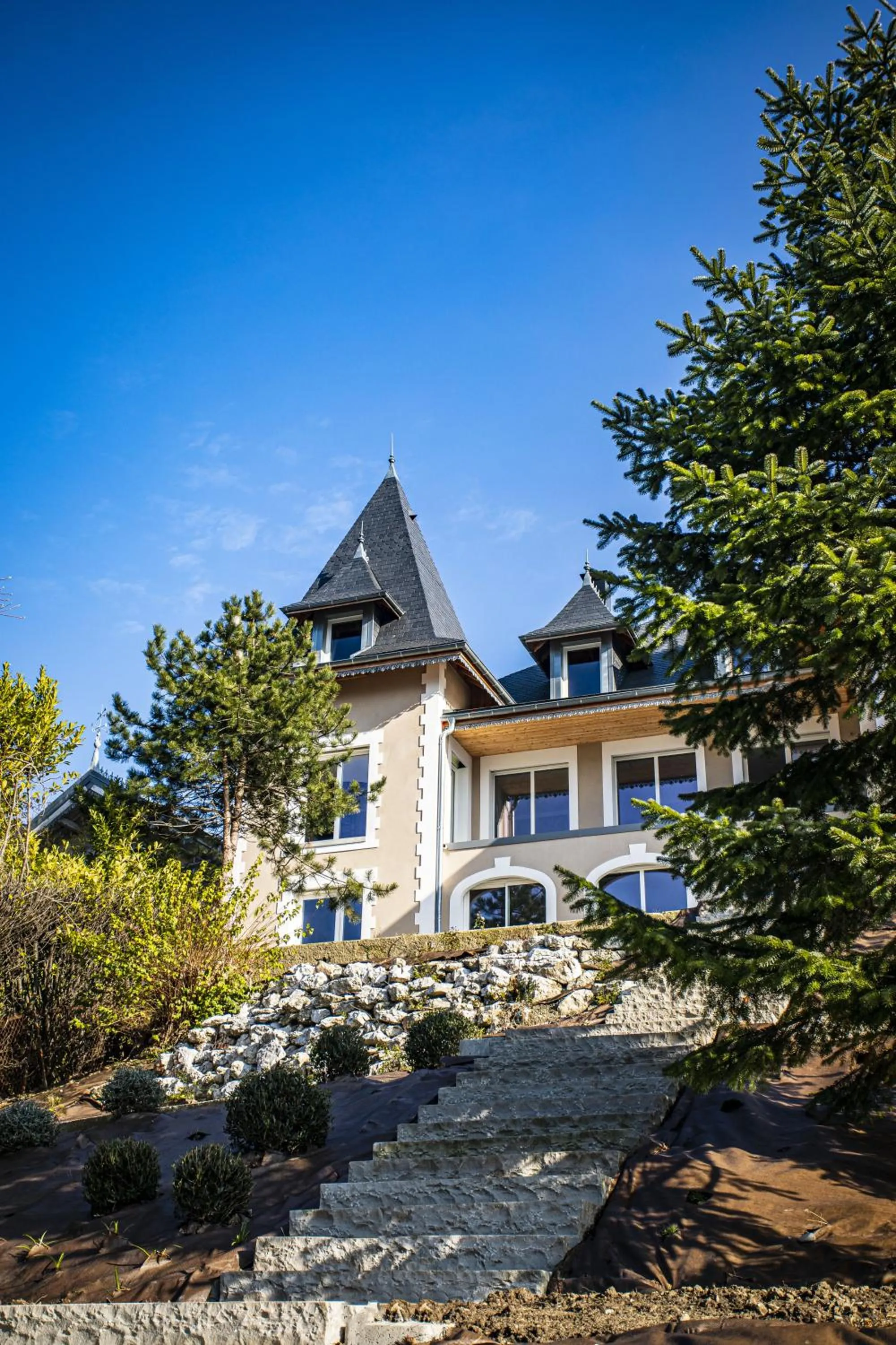 Property building in Hôtel L'Incomparable & Restaurant Etoilé Aix-Les-Bains