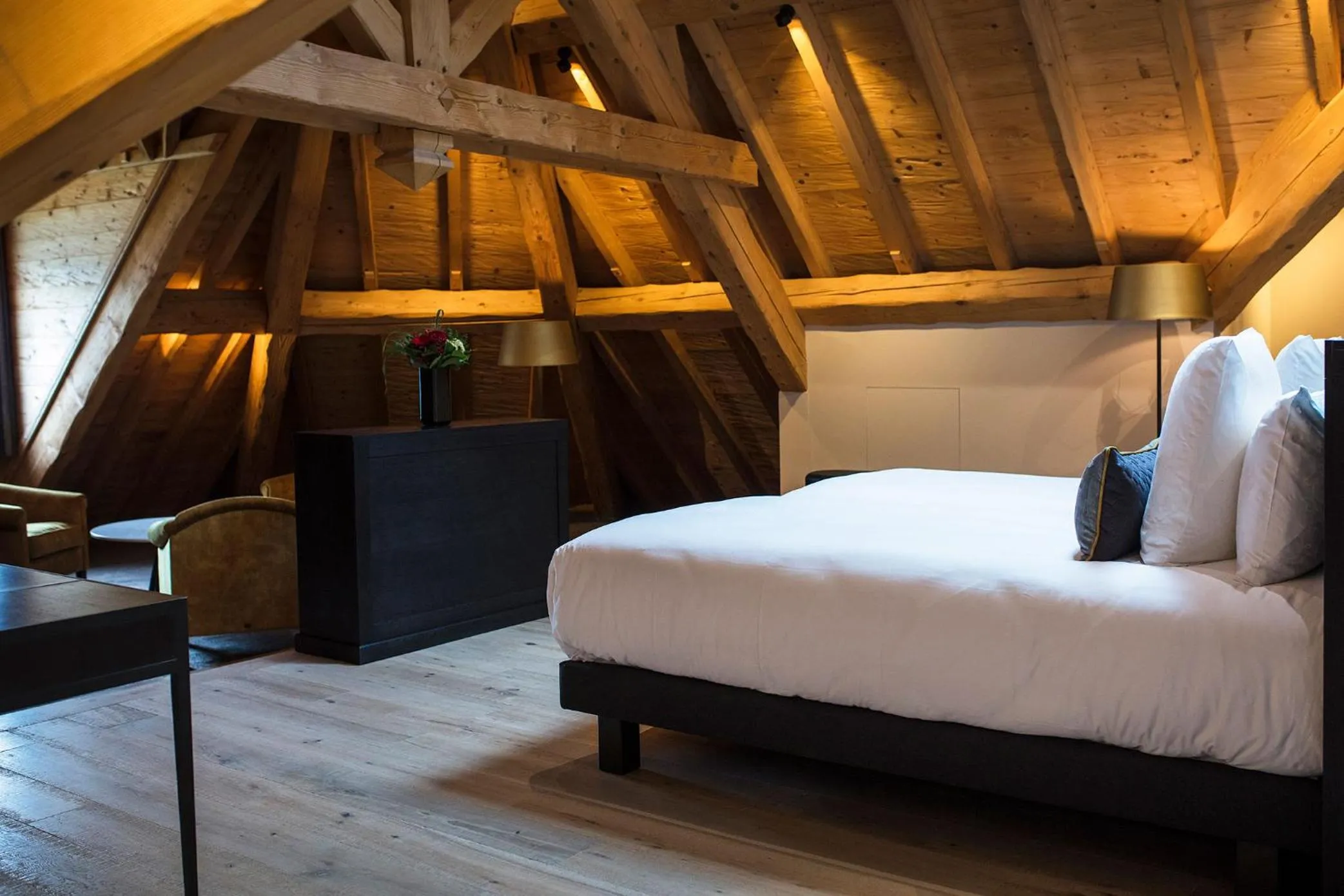 Photo of the whole room, Bed in Hôtel L'Incomparable & Restaurant Etoilé Aix-Les-Bains