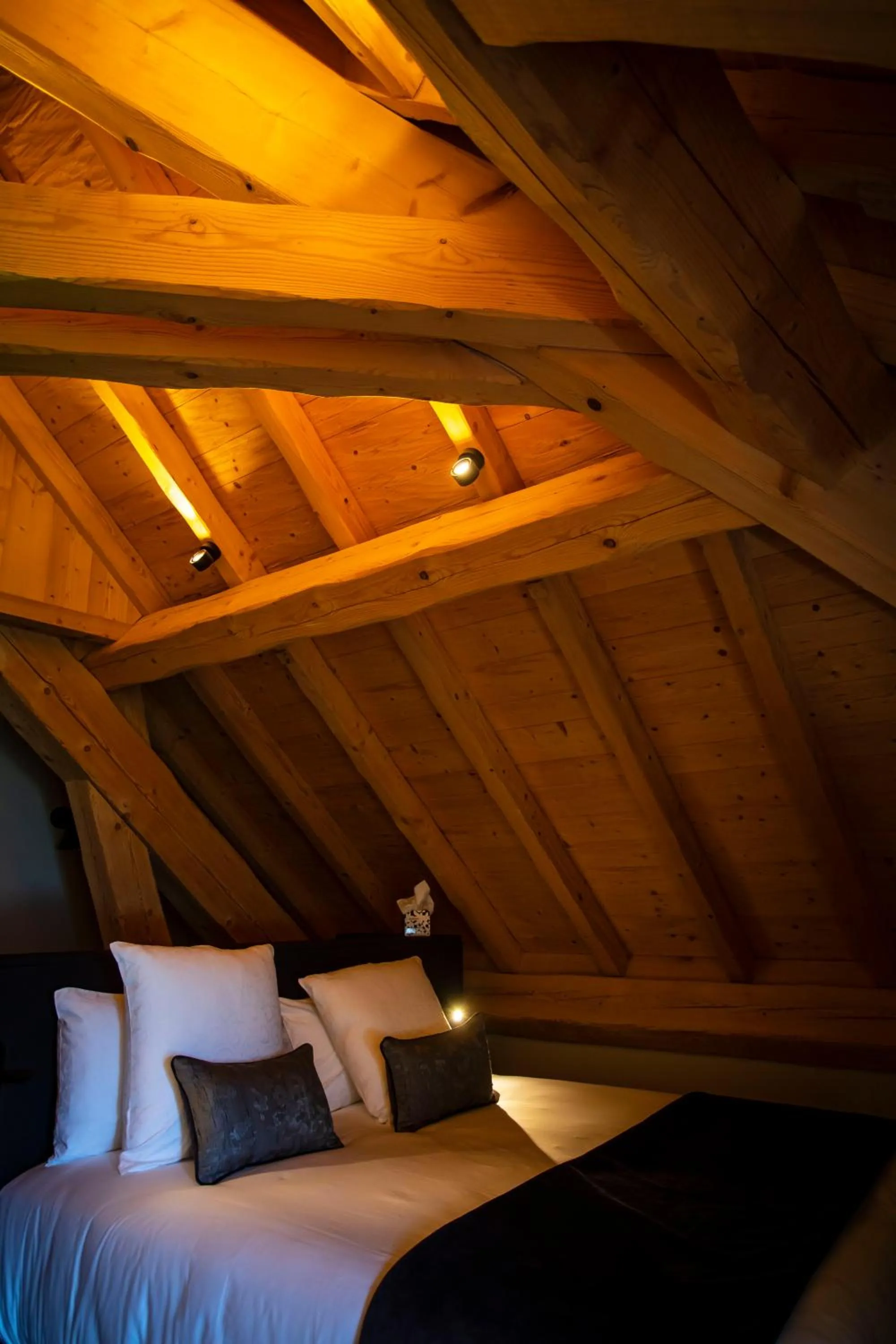 Bed in Hôtel L'Incomparable & Restaurant Etoilé Aix-Les-Bains