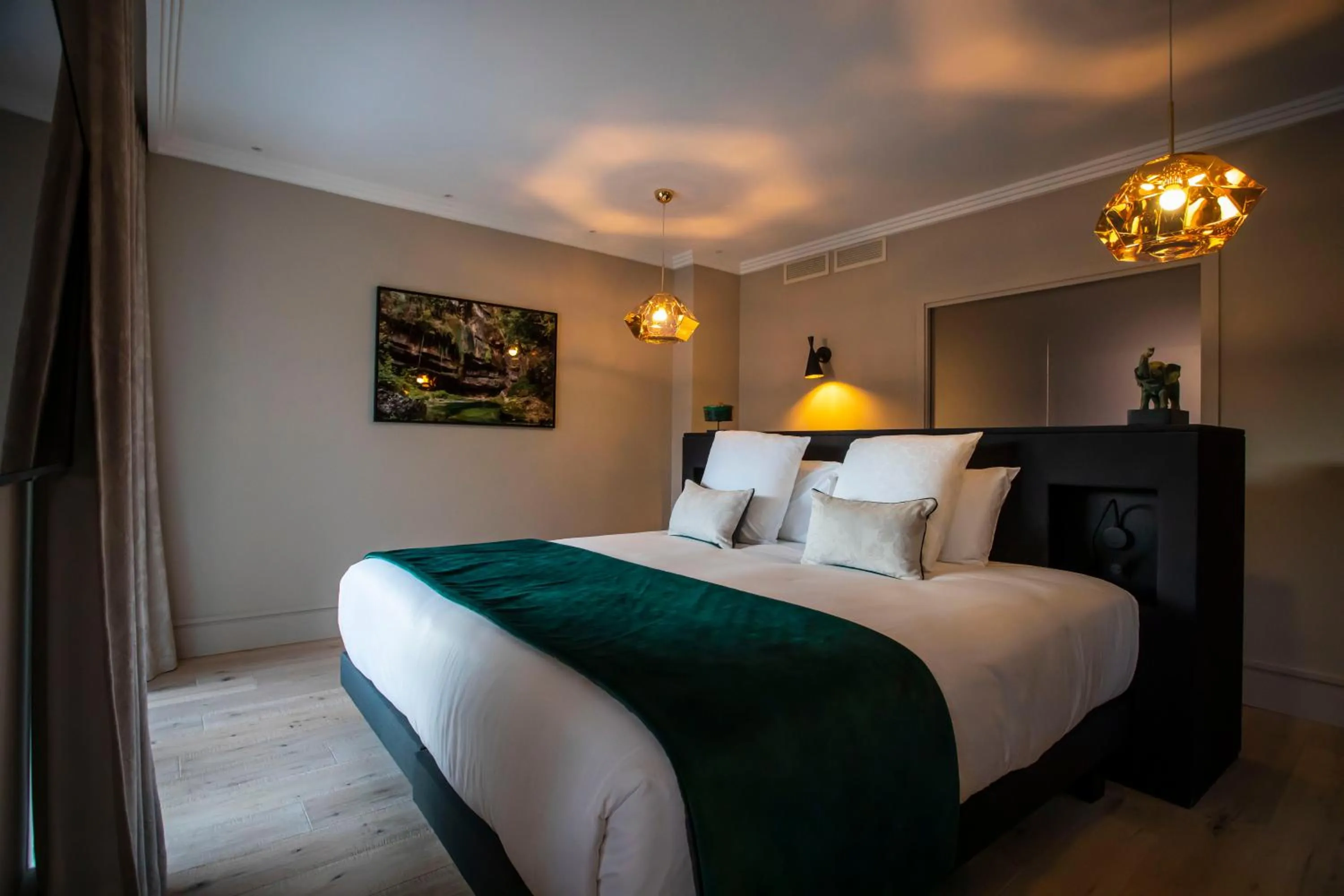 Bed in Hôtel L'Incomparable & Restaurant Etoilé Aix-Les-Bains