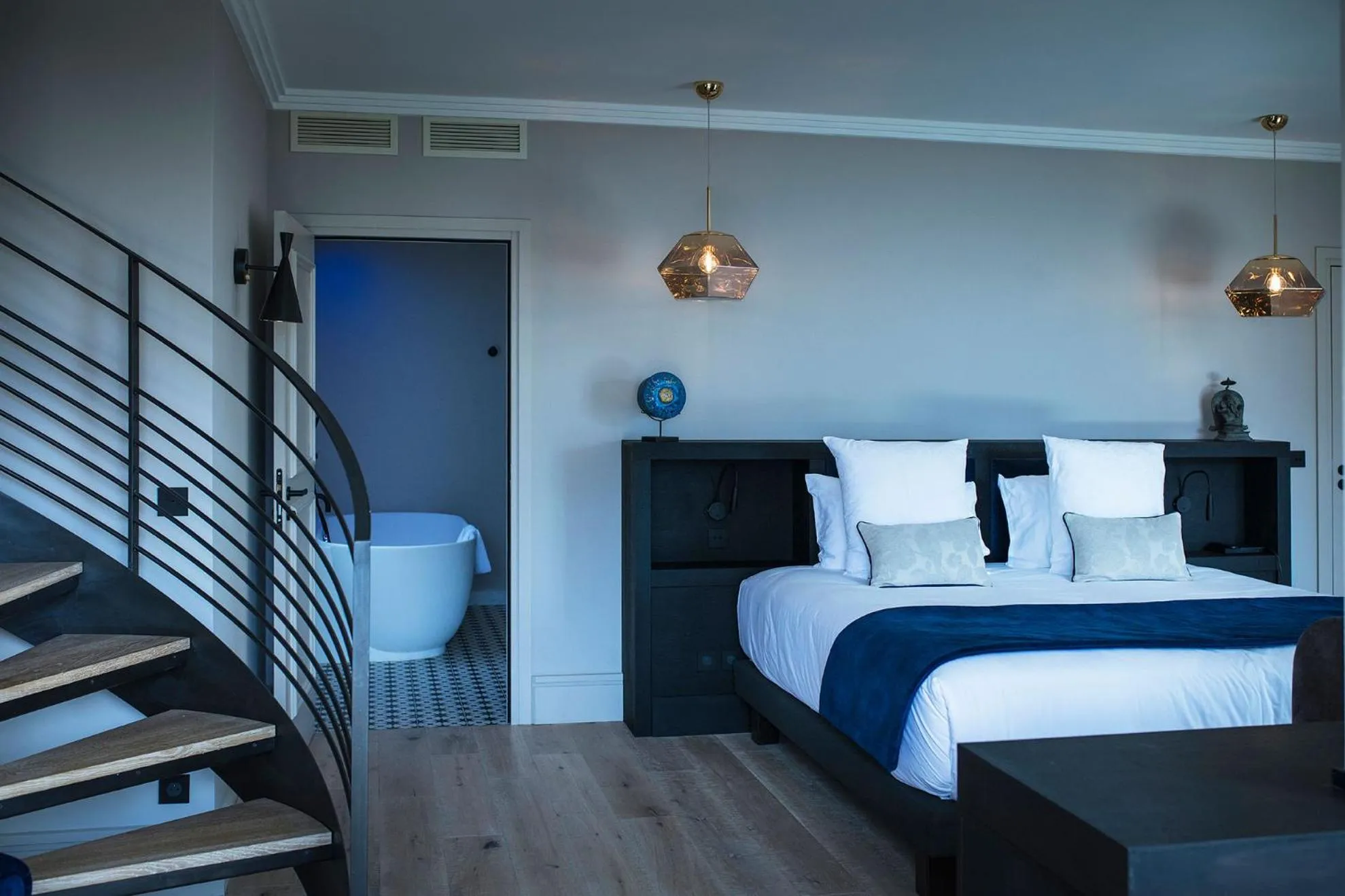 Photo of the whole room, Bed in Hôtel L'Incomparable & Restaurant Etoilé Aix-Les-Bains