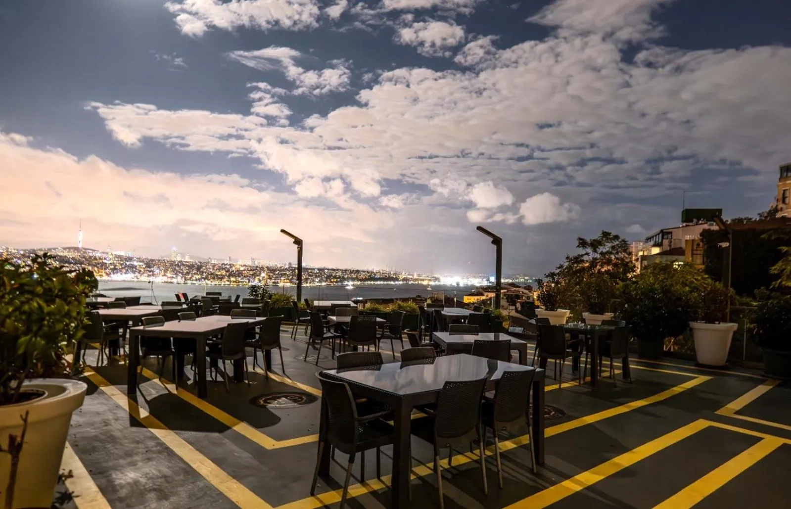 Restaurant/places to eat in Grand Star Hotel Premium