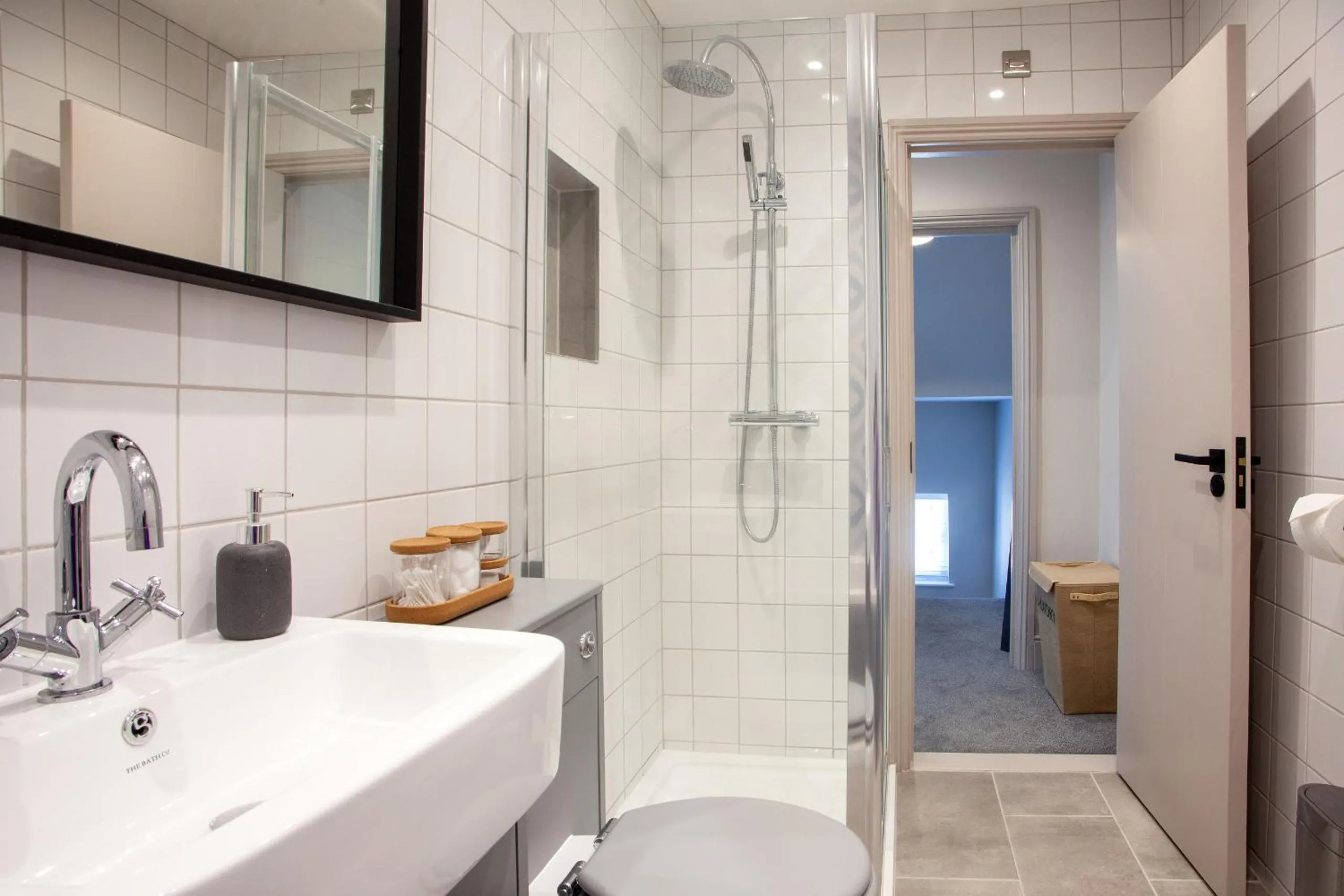 Bathroom in Oxford Street Grand Apartment- free evening parking