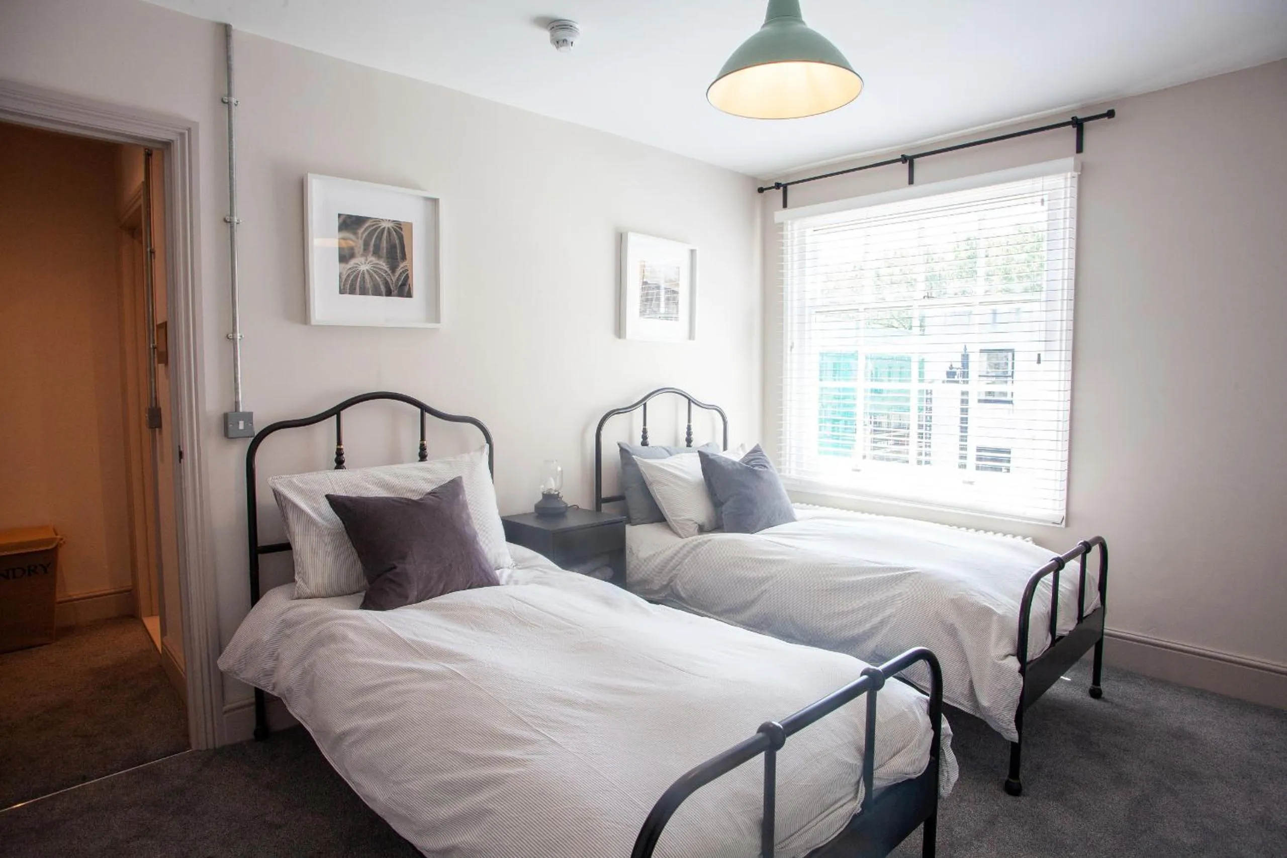 Bedroom, Bed in Oxford Street Grand Apartment- free evening parking