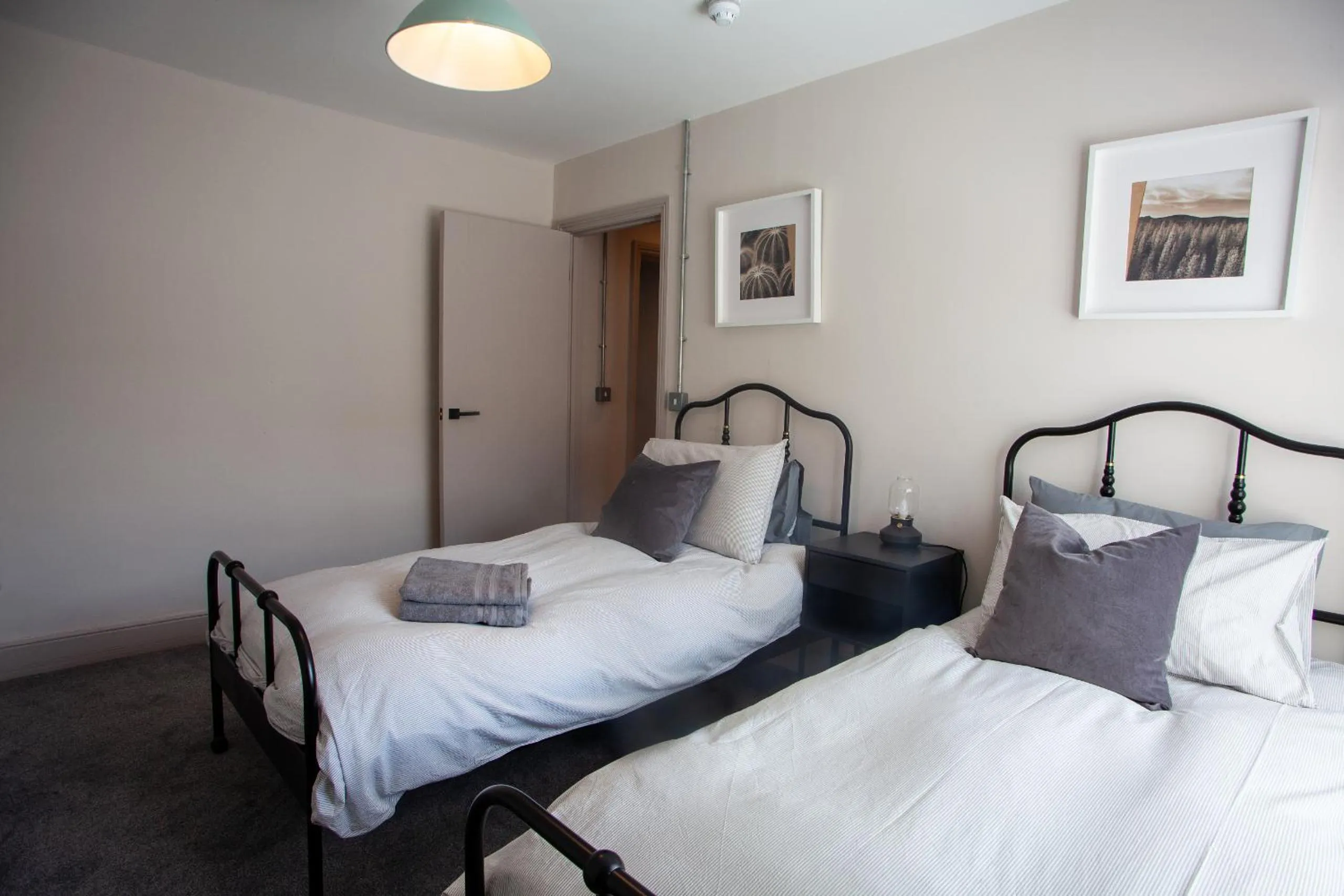 Bedroom, Bed in Oxford Street Grand Apartment- free evening parking