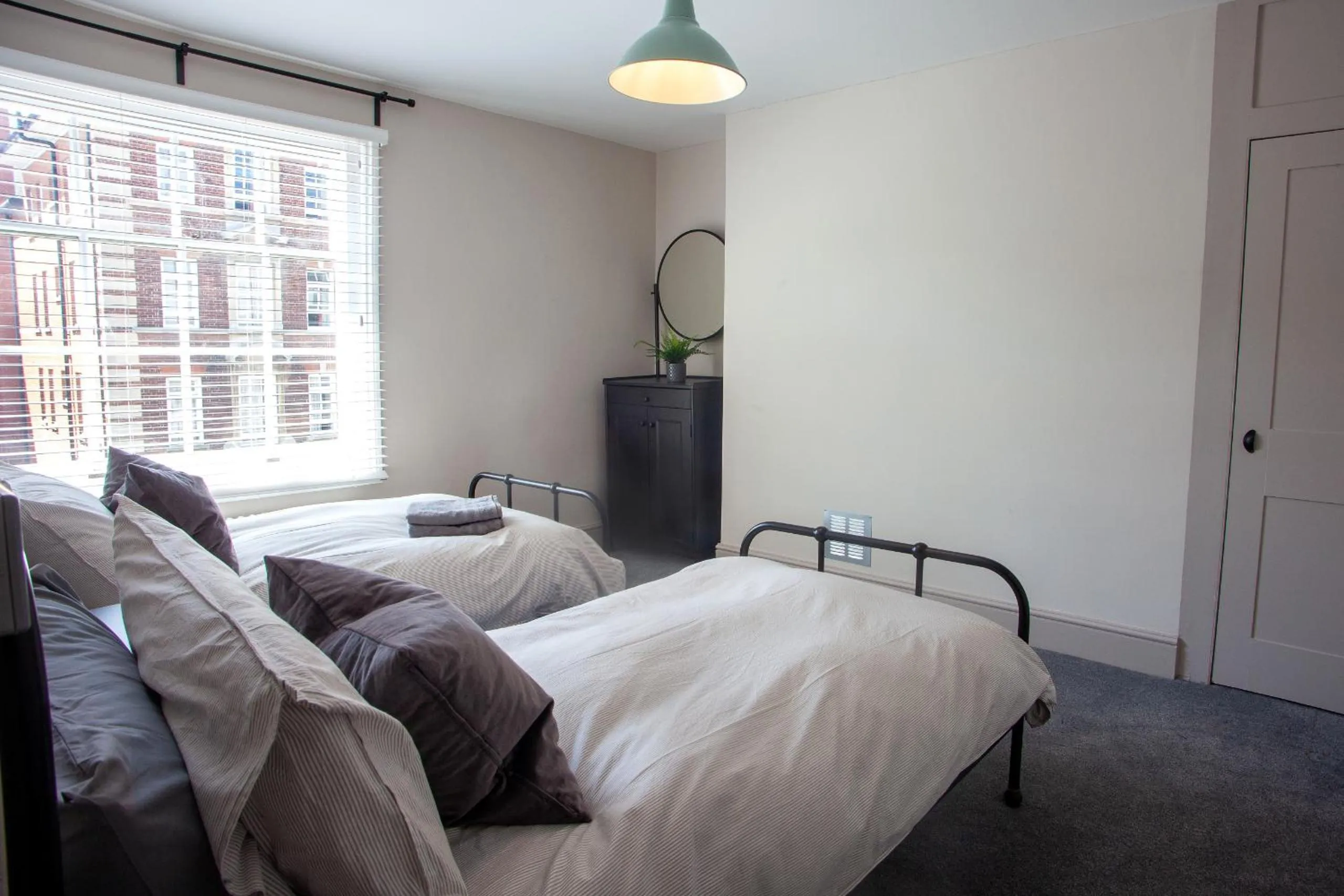 Bedroom, Bed in Oxford Street Grand Apartment- free evening parking