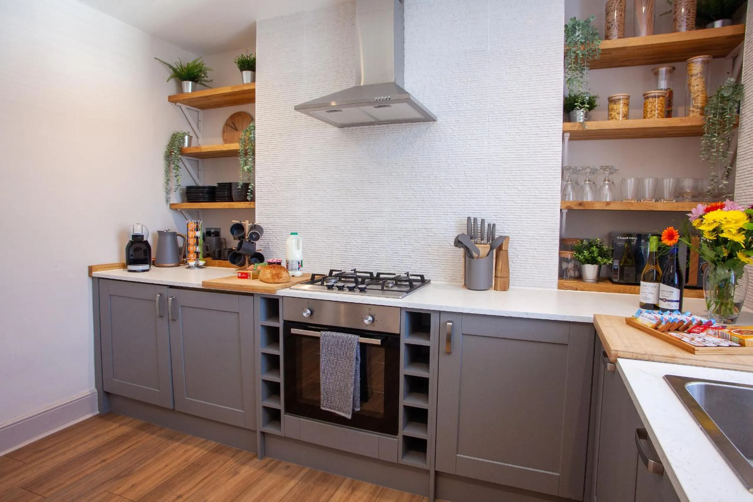 Kitchen or kitchenette in Oxford Street Grand Apartment- free evening parking