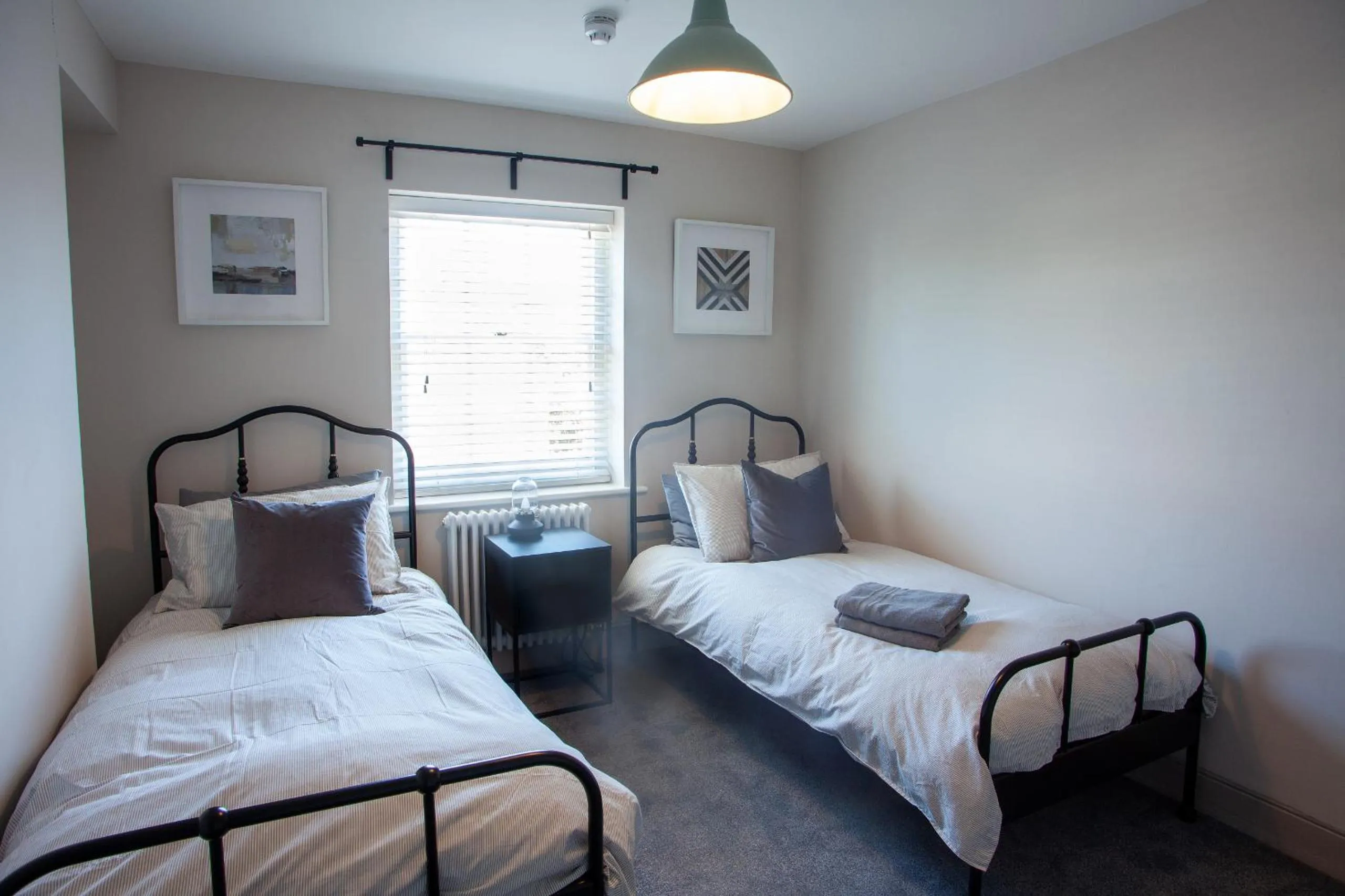 Bedroom, Bed in Oxford Street Grand Apartment- free evening parking