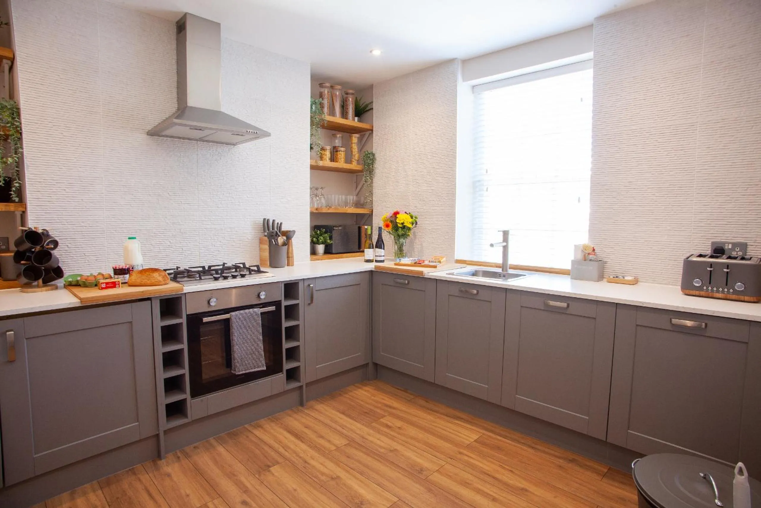 Kitchen or kitchenette in Oxford Street Grand Apartment- free evening parking