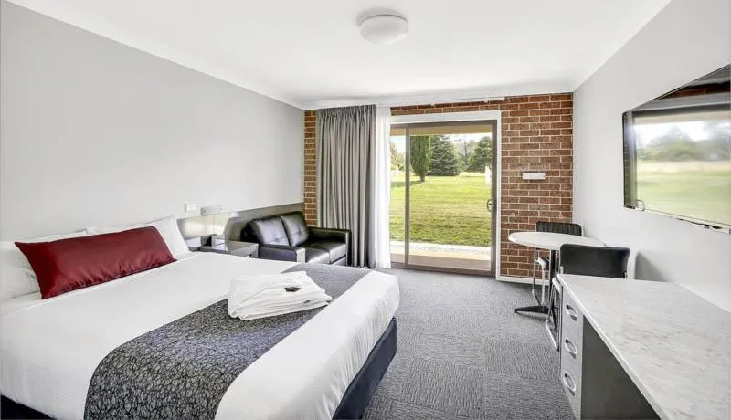 Bed in Bushman's Motor Inn