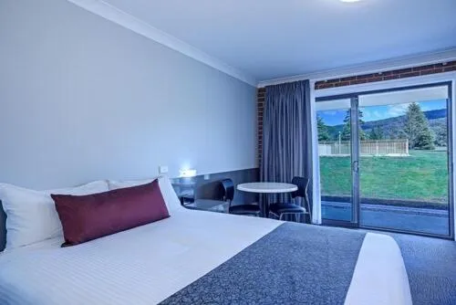 Bed in Bushman's Motor Inn