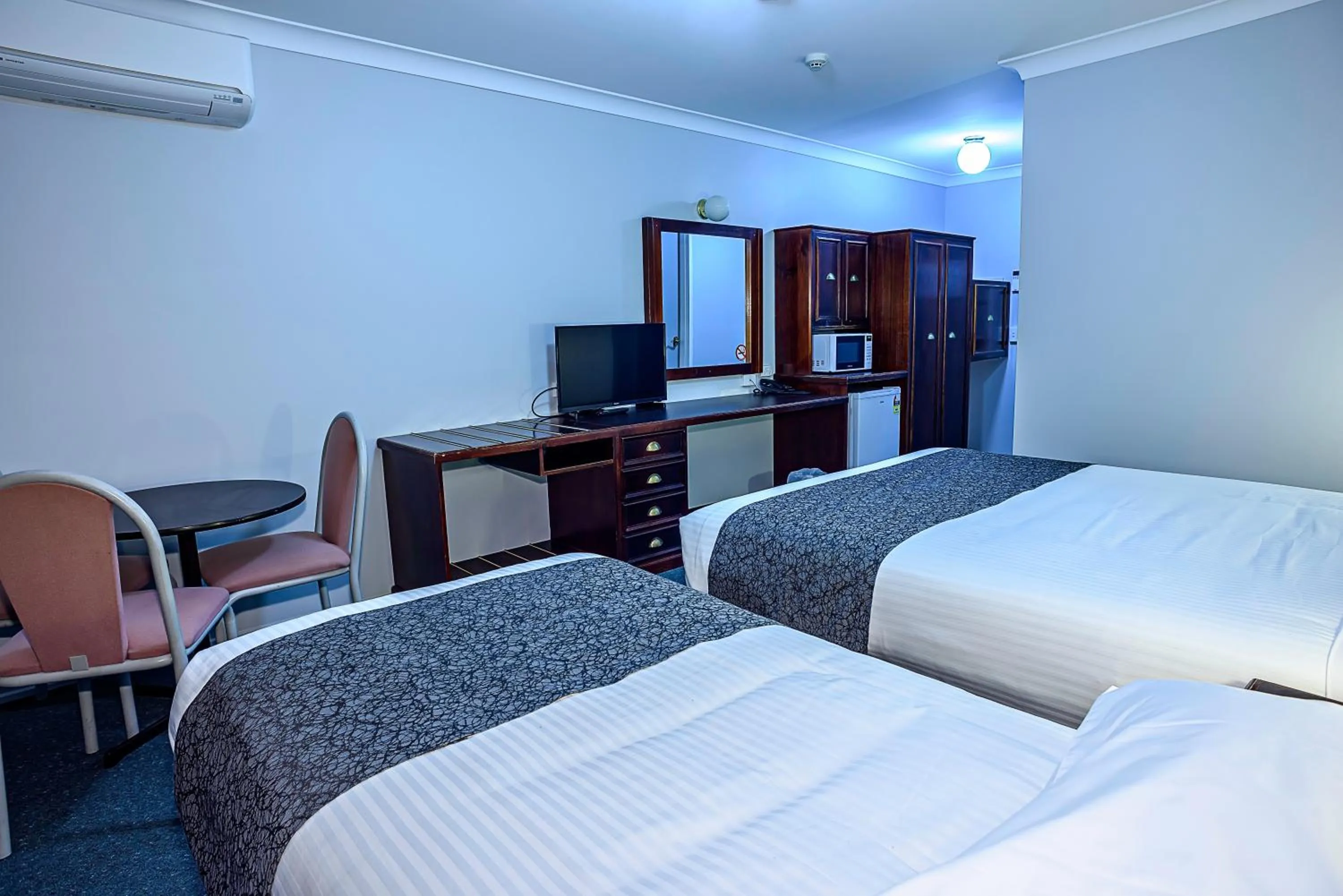 Bed in Bushman's Motor Inn