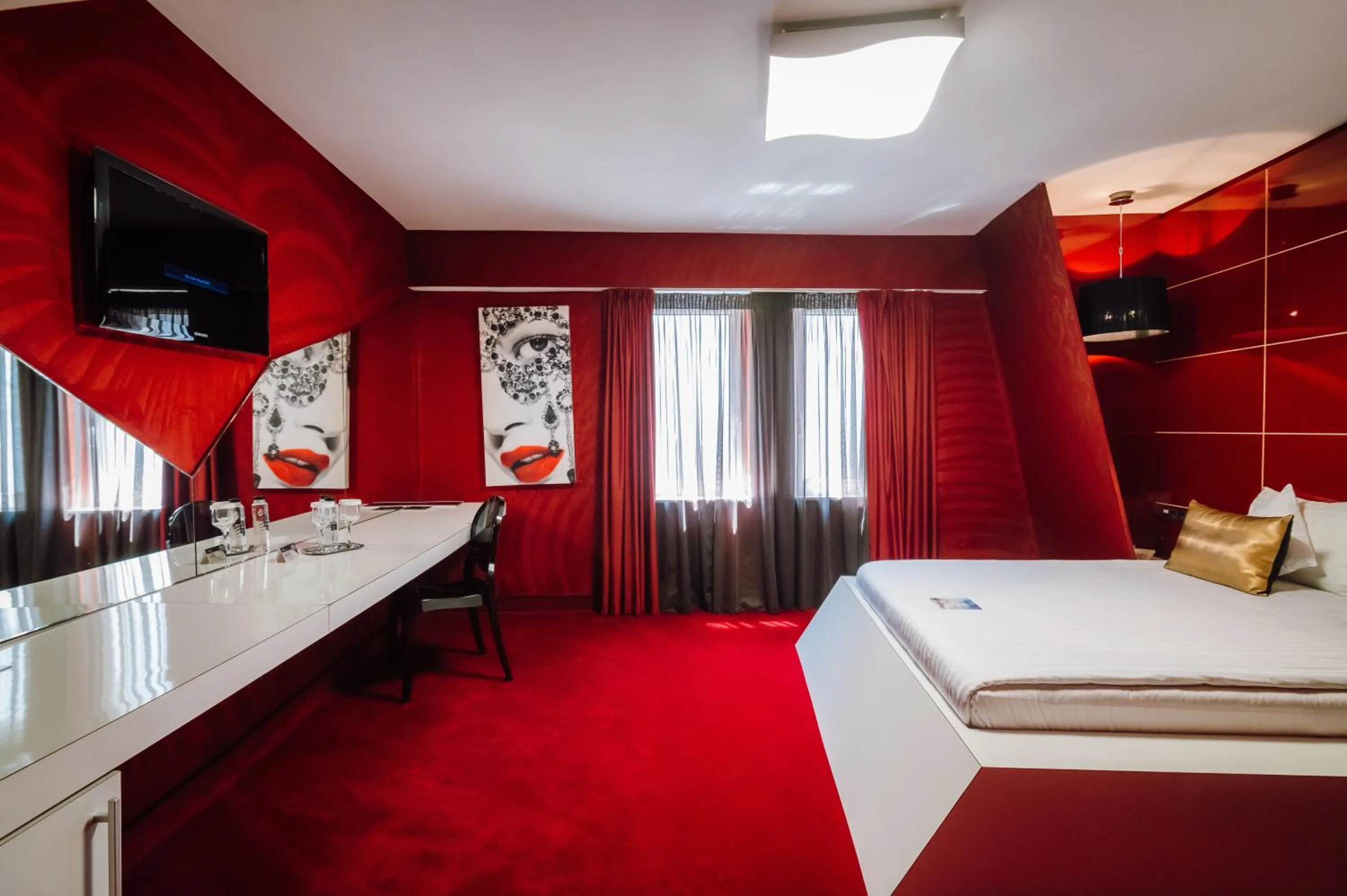 Bed in Plaza V Executive Hotel