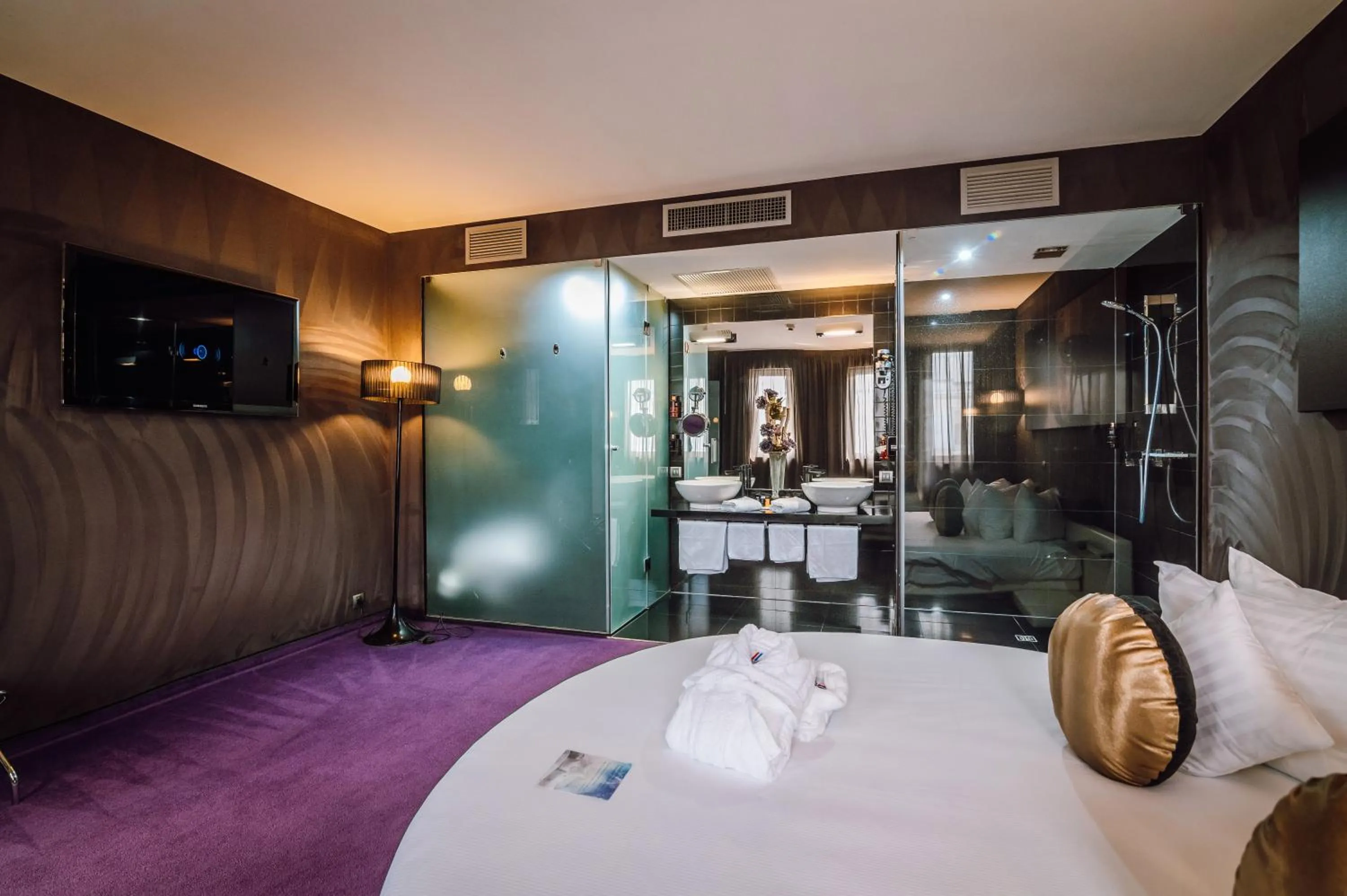 Bed in Plaza V Executive Hotel