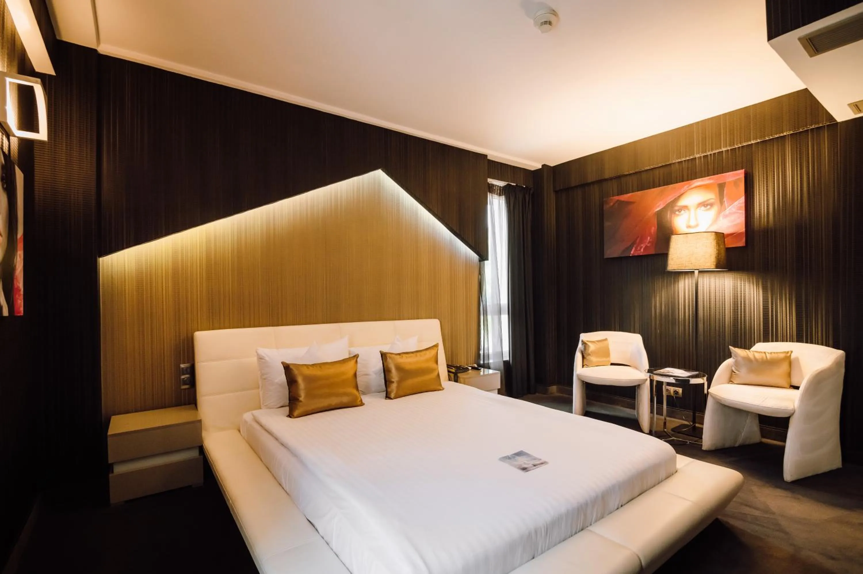 Bed in Plaza V Executive Hotel