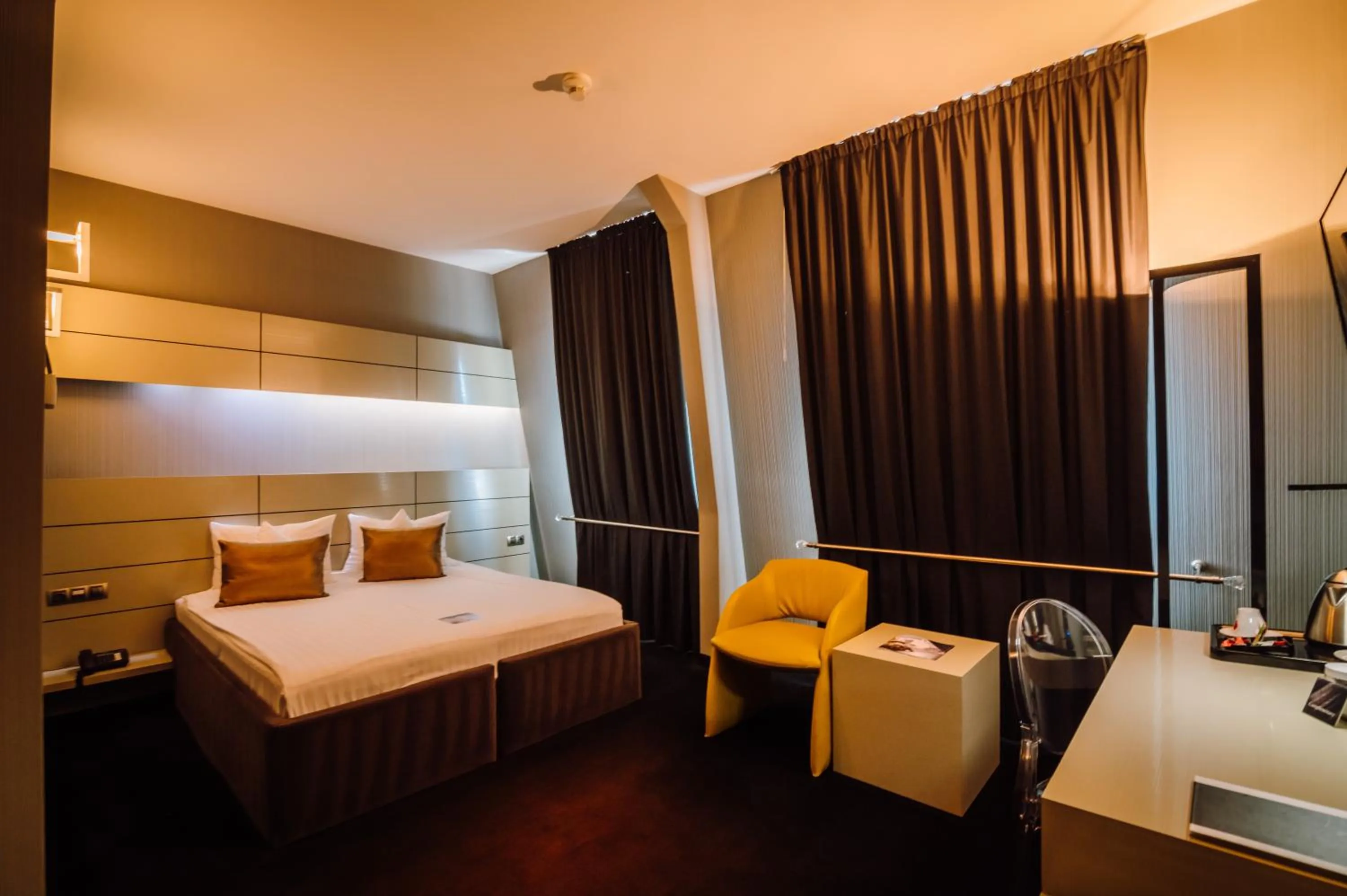 Bed in Plaza V Executive Hotel