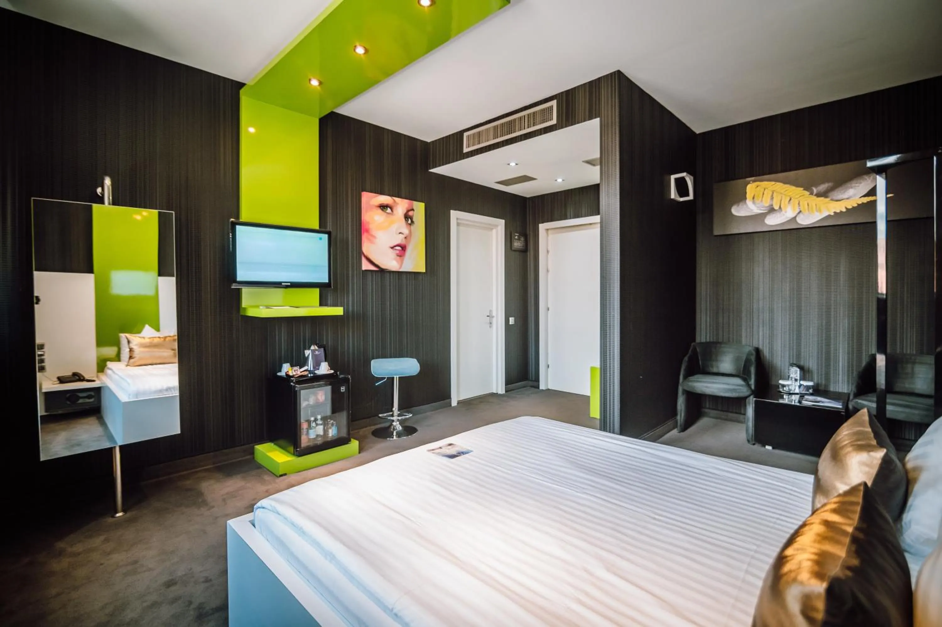 Bed in Plaza V Executive Hotel