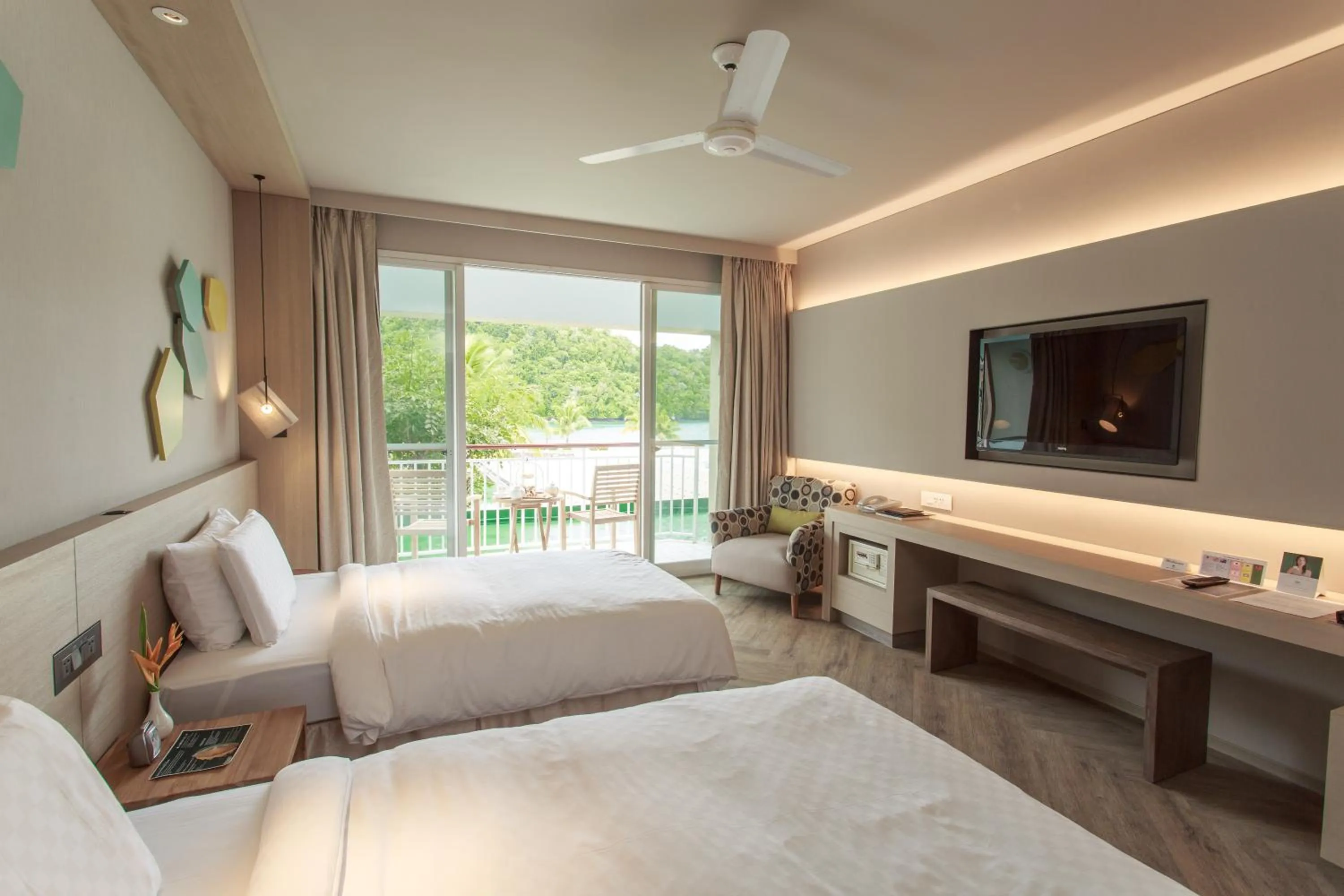 Photo of the whole room, Bed in Palau Royal Resort