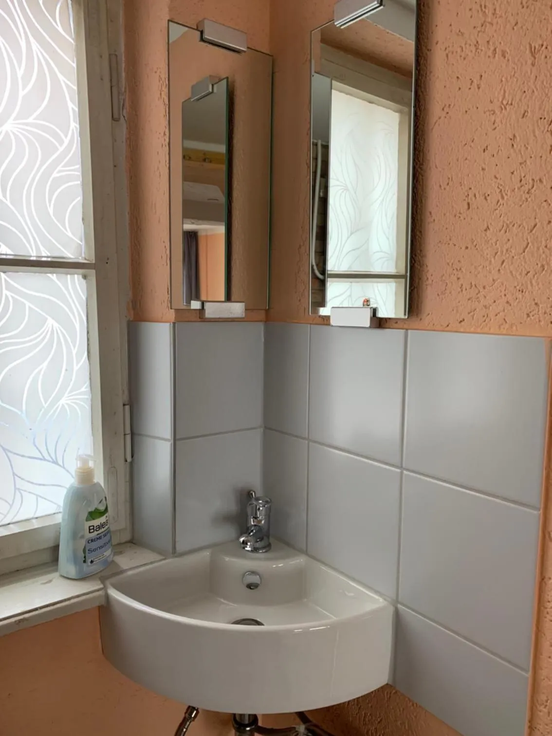 Bathroom in Belle Vue Apartrooms