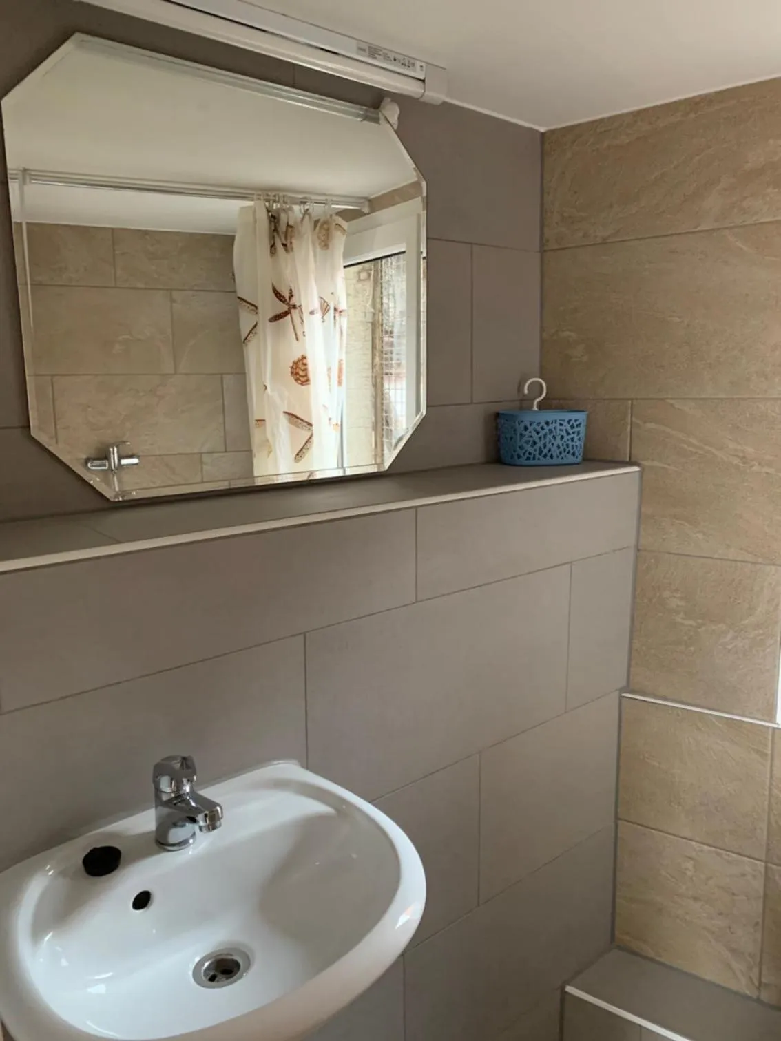 Bathroom in Belle Vue Apartrooms