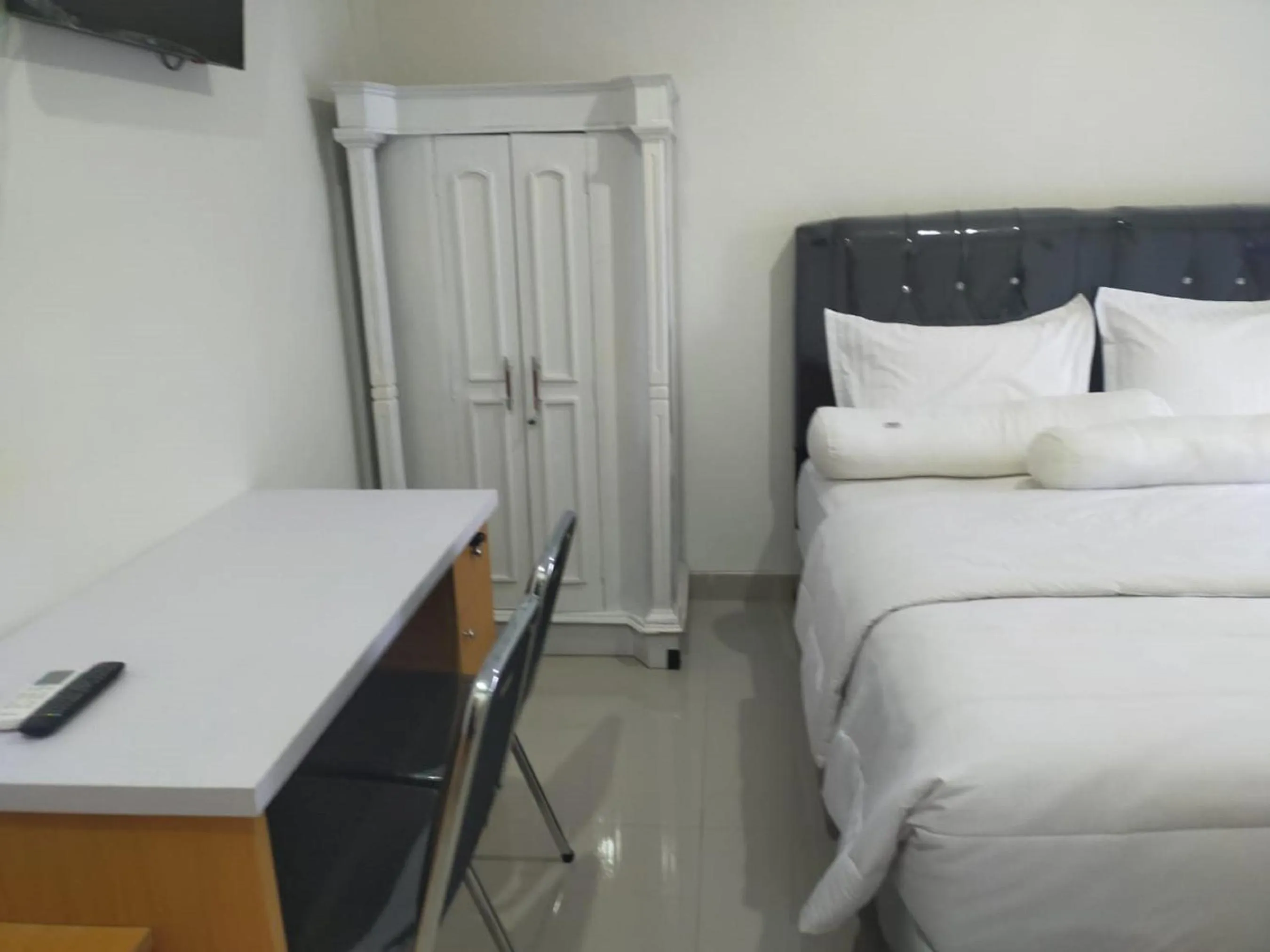 Bedroom, Bed in RedDoorz near Palembang Airport 2