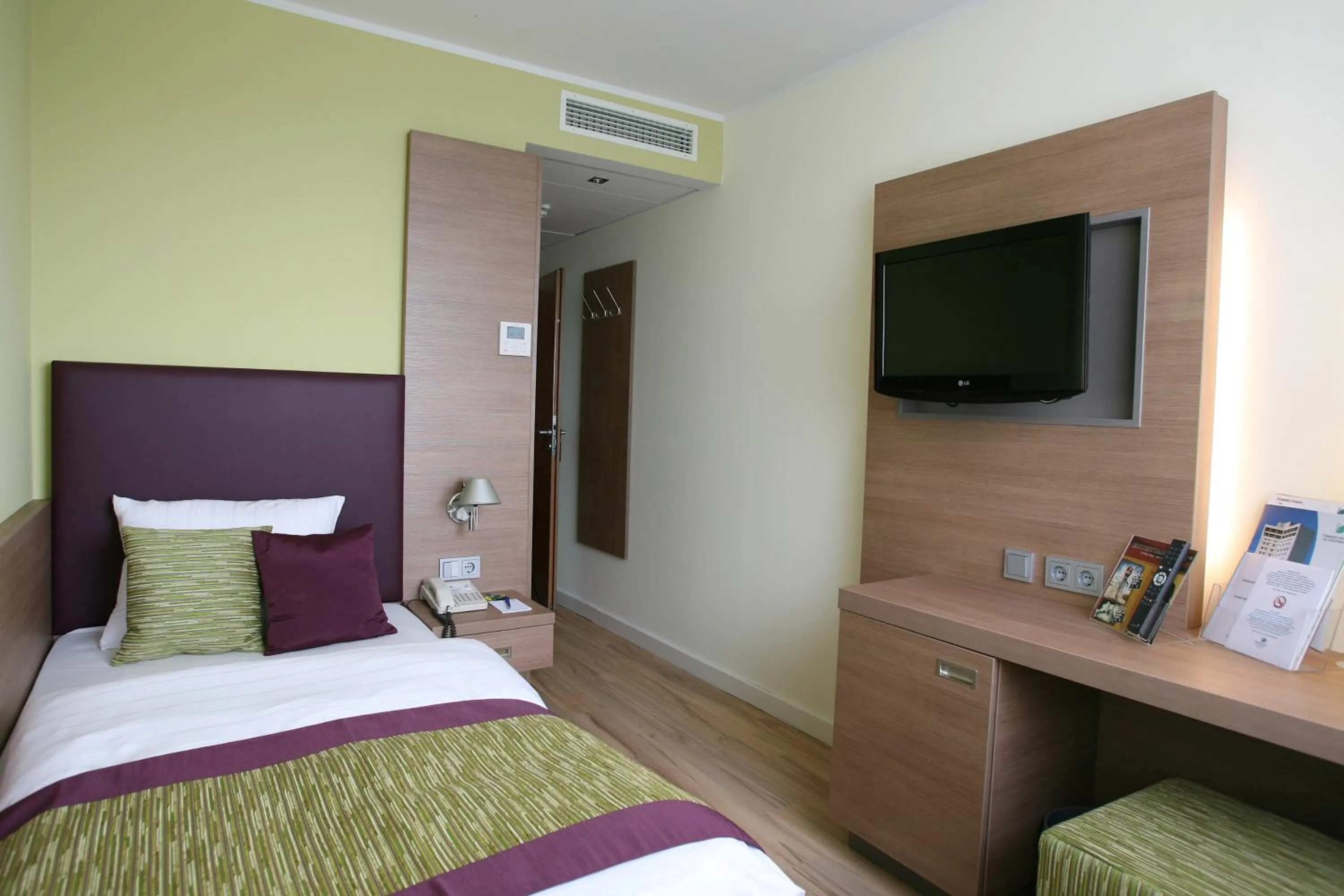 Photo of the whole room, Bed in Congress Hotel am Stadtpark