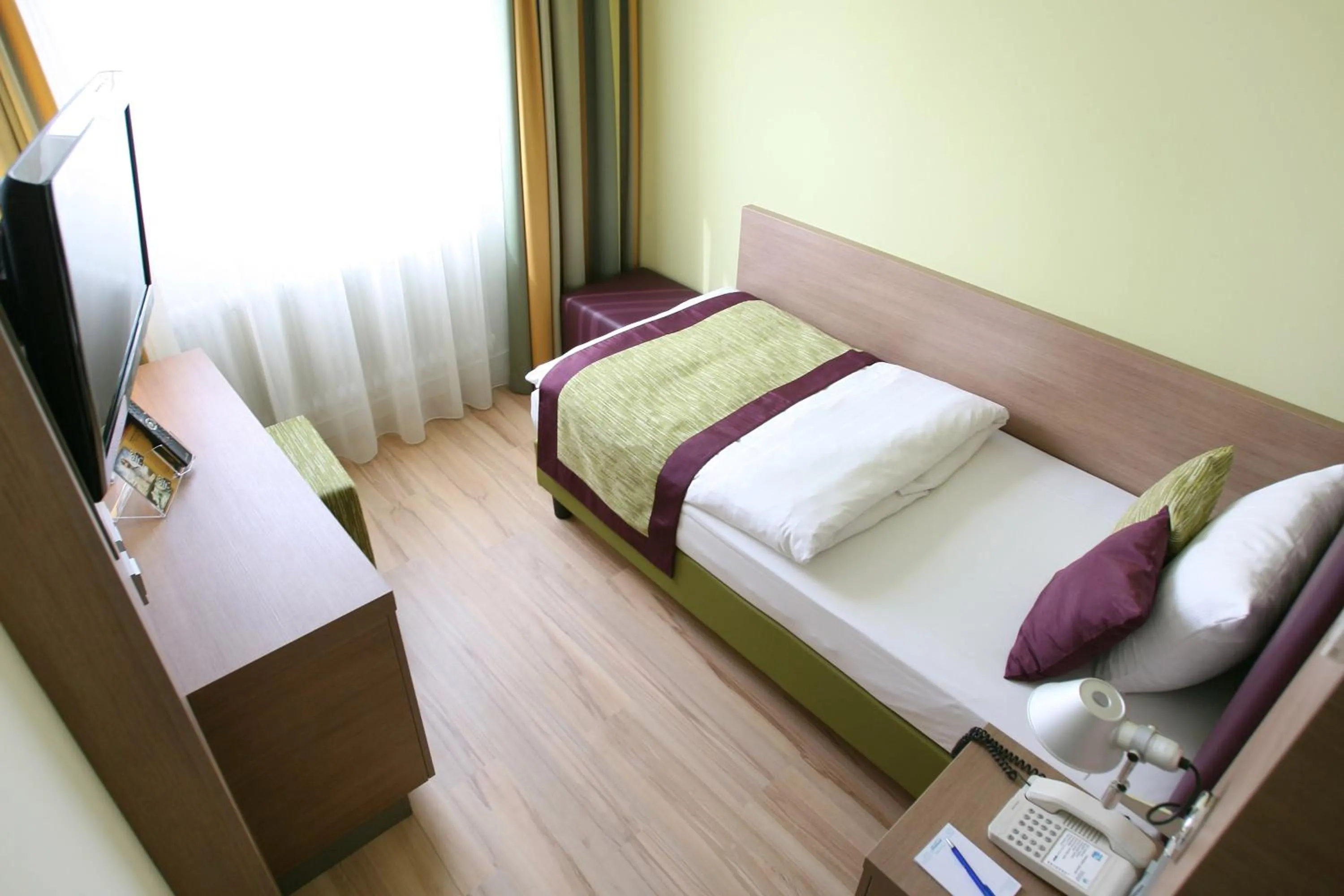 Photo of the whole room, Bed in Congress Hotel am Stadtpark