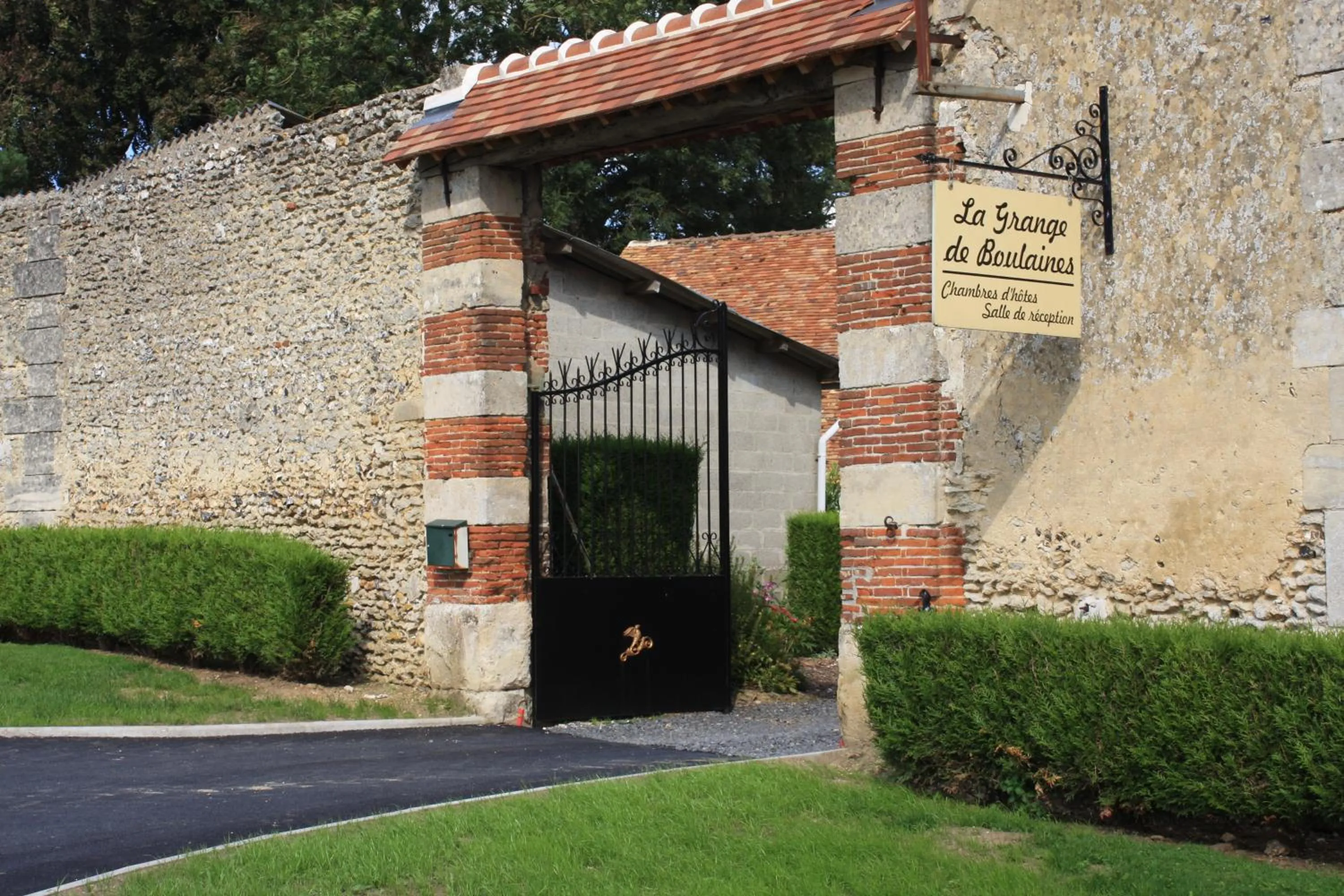 Facade/entrance in La Grange de Boulaines