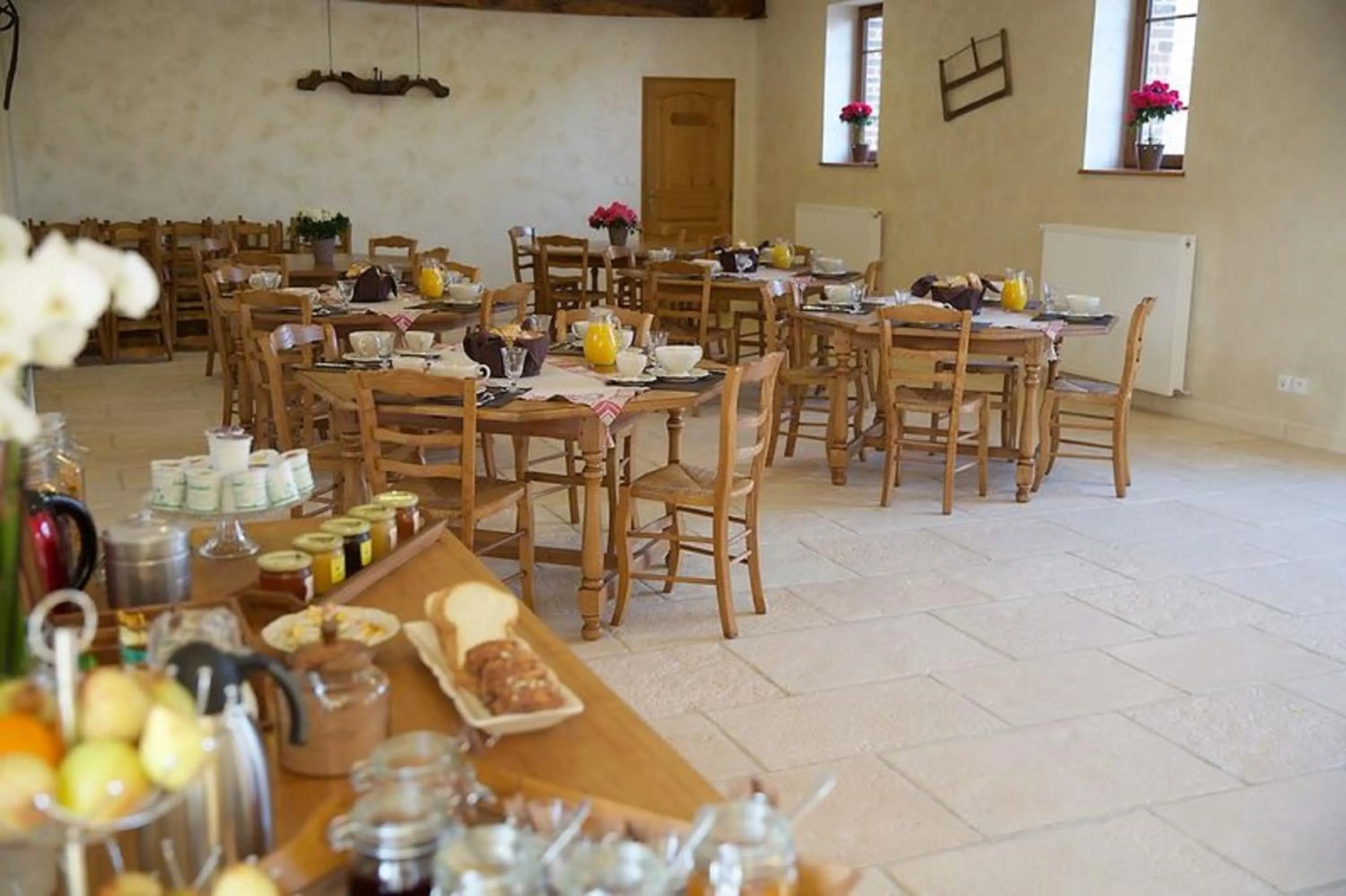Dining area in La Grange de Boulaines