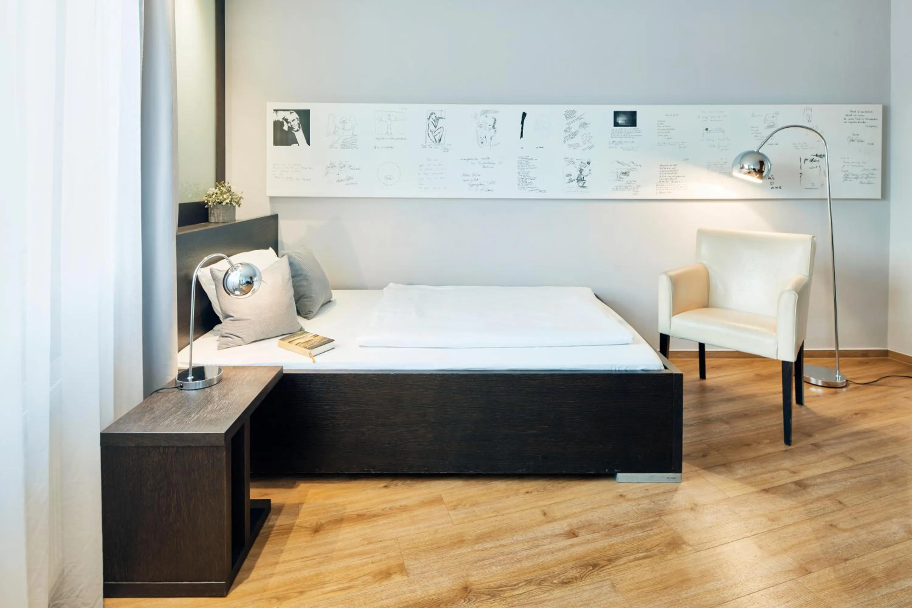 Bed in art Hotel Tucholsky