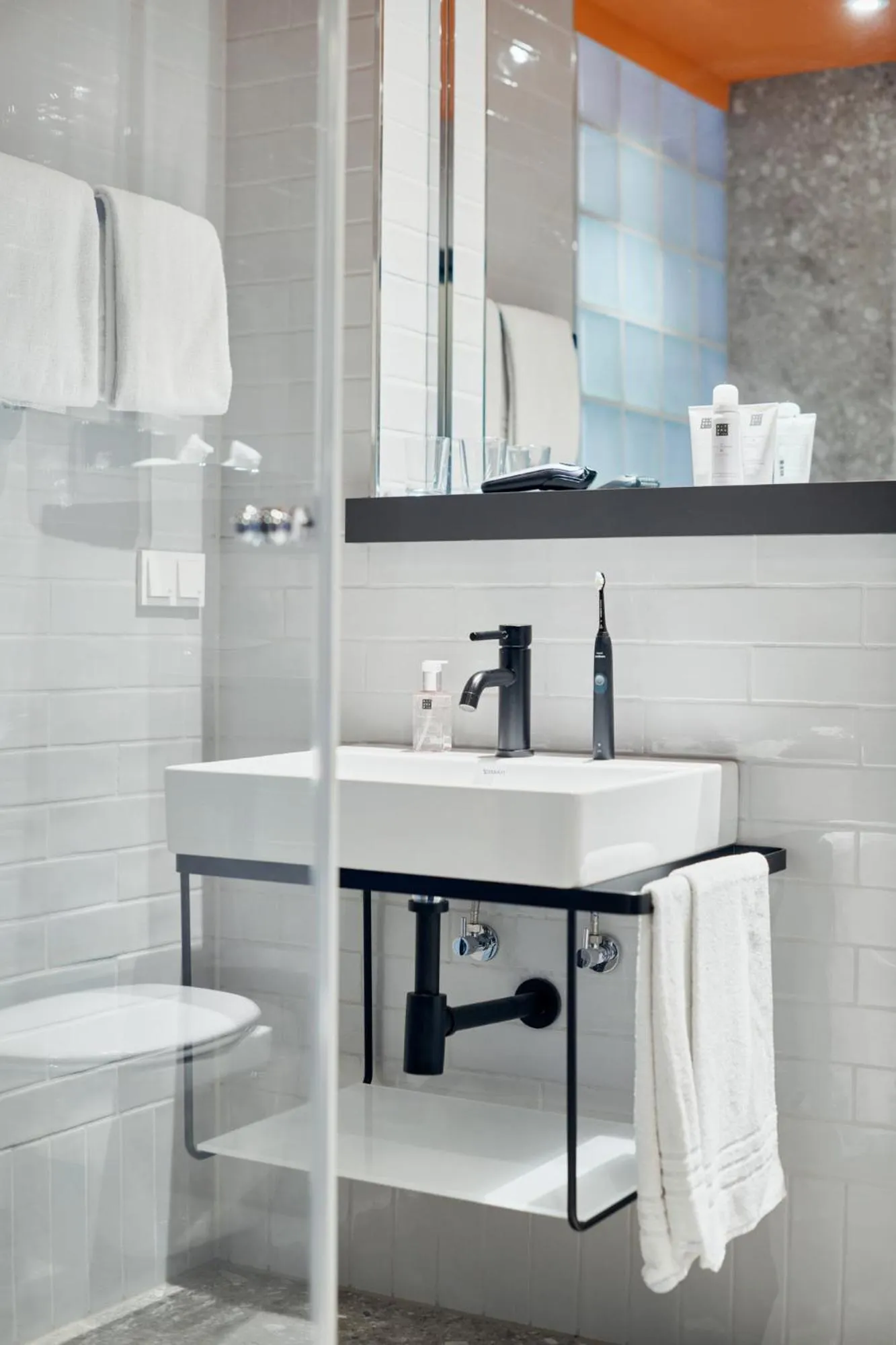 Bathroom in art Hotel Tucholsky